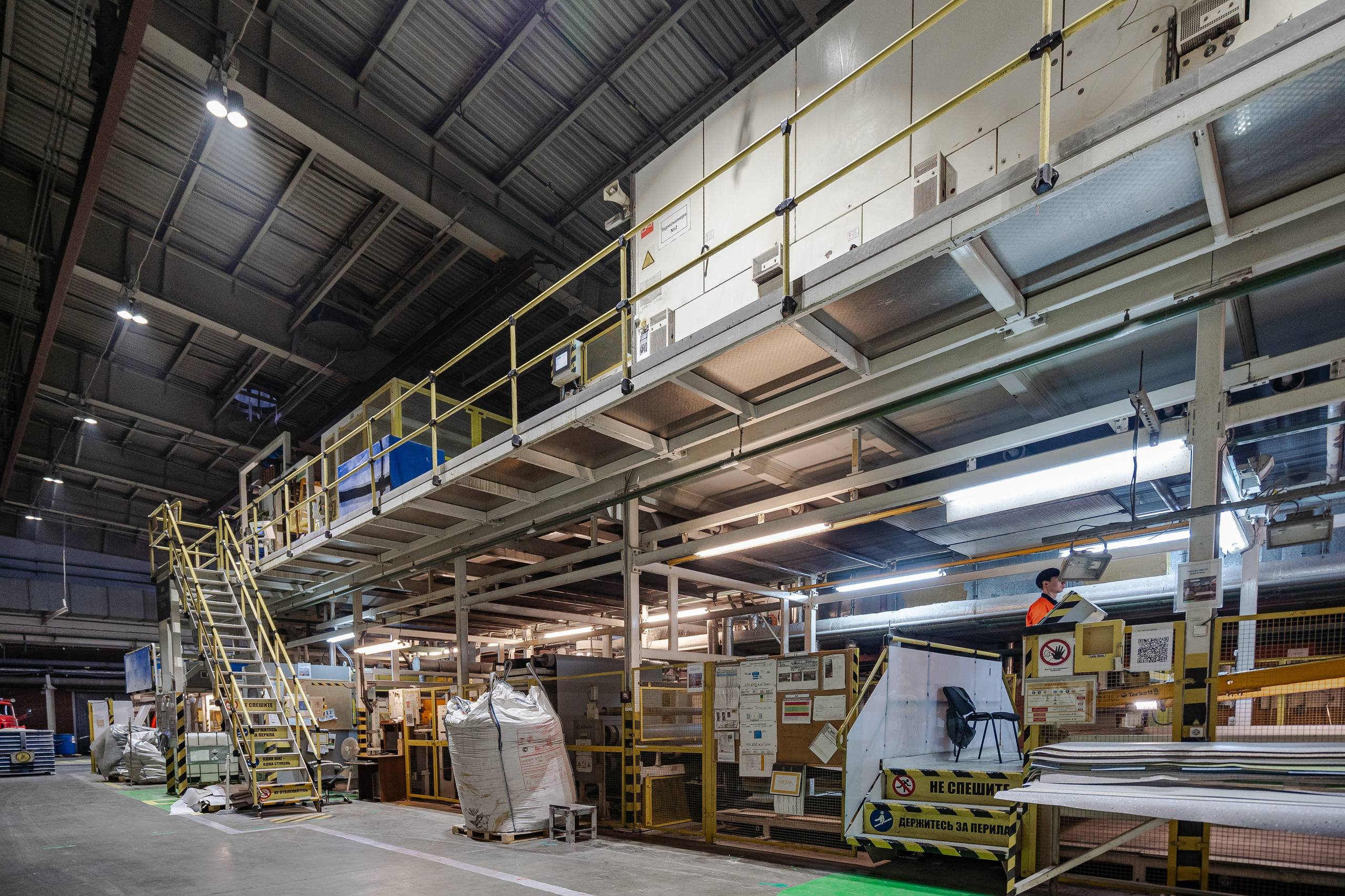 Съемка самого места производства, цех, ангары и склады.