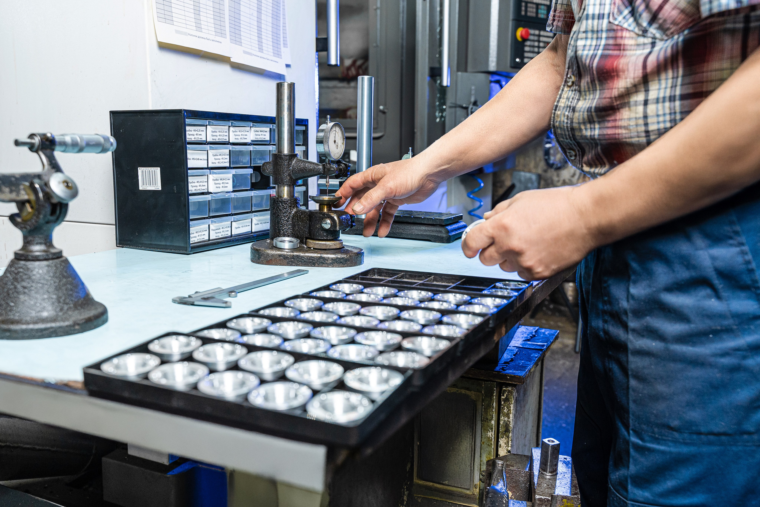 Съемка самого места производства, цех токарного производства, контроль качества готовых изделий.