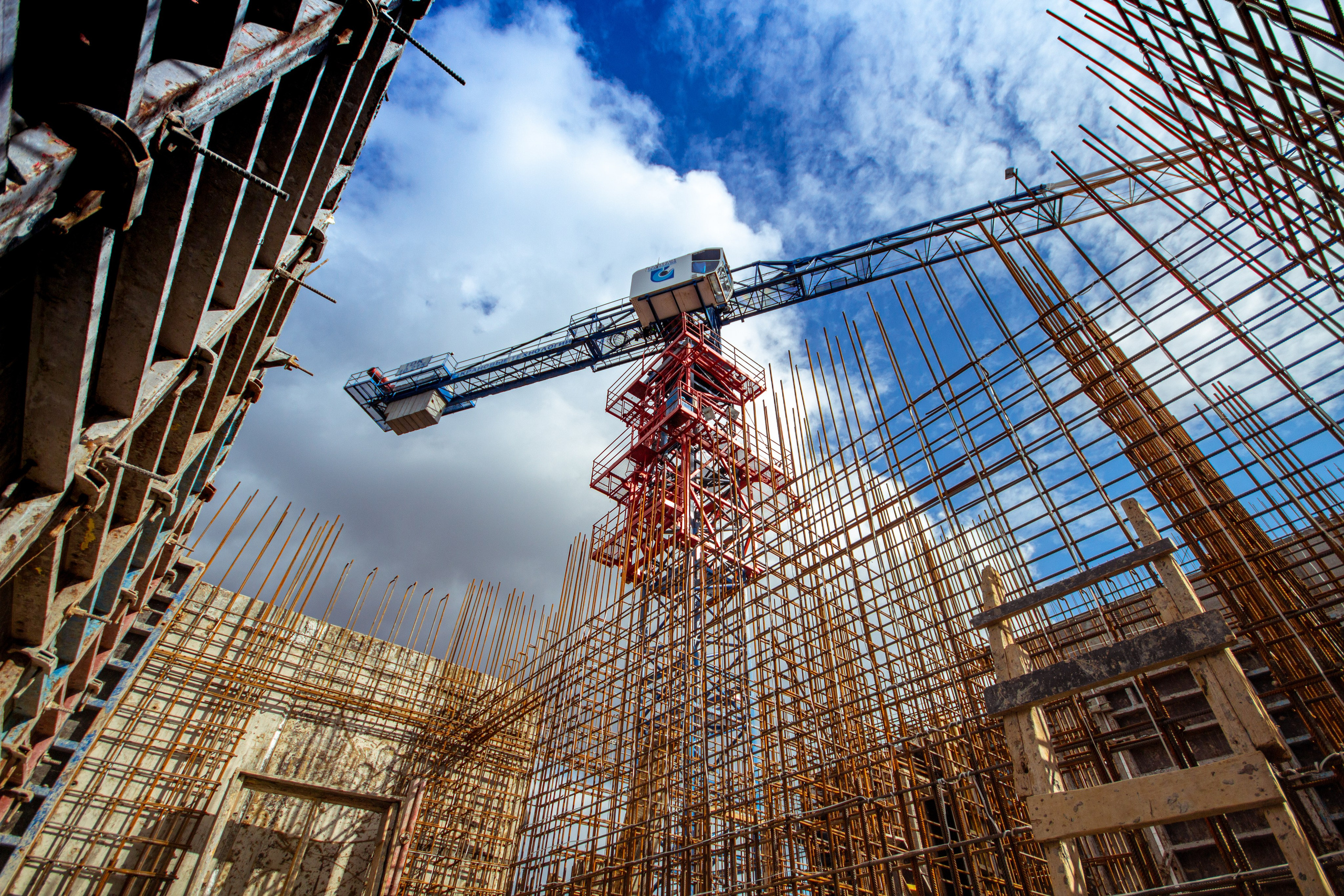 Строительные предприятия на каждом этапе возведения.