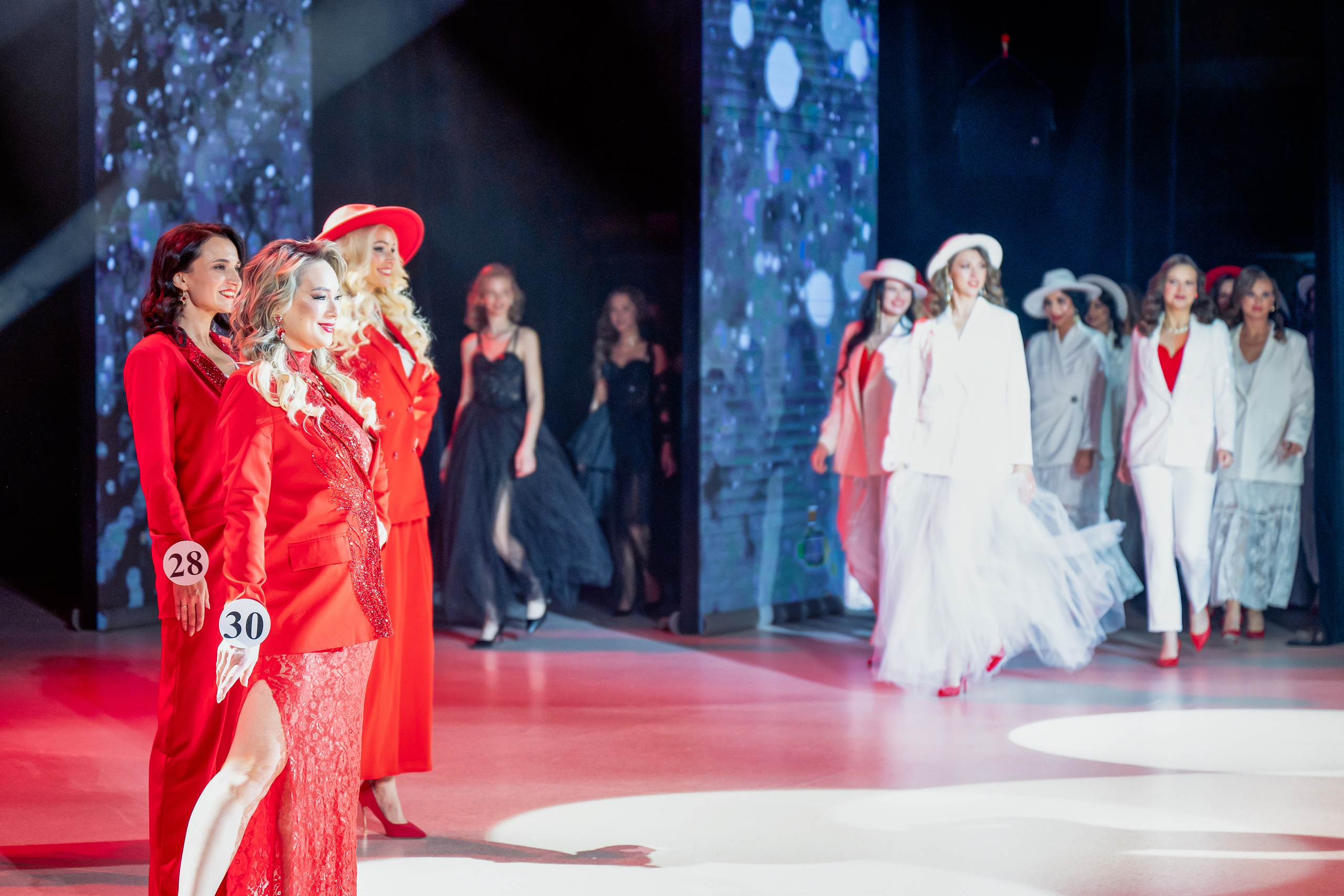Выход участниц конкурса "Владимирская красавица 2025" на сцену.