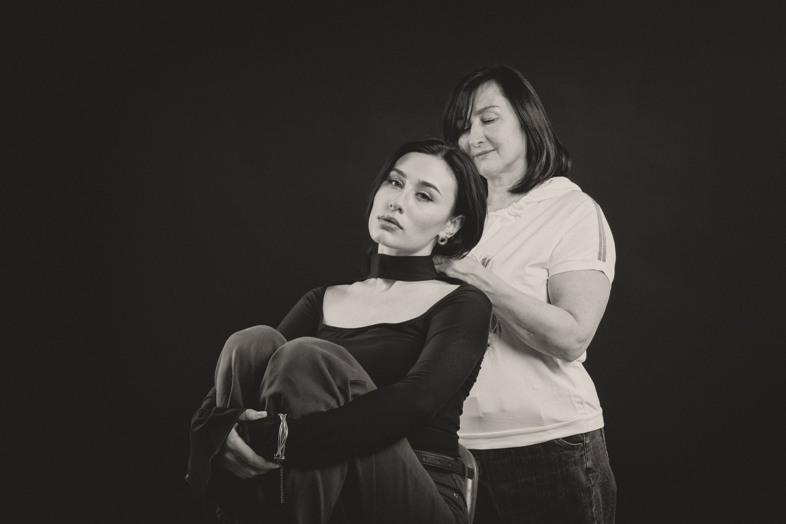 Семейная фотосессия в студии, монохромная обработка.