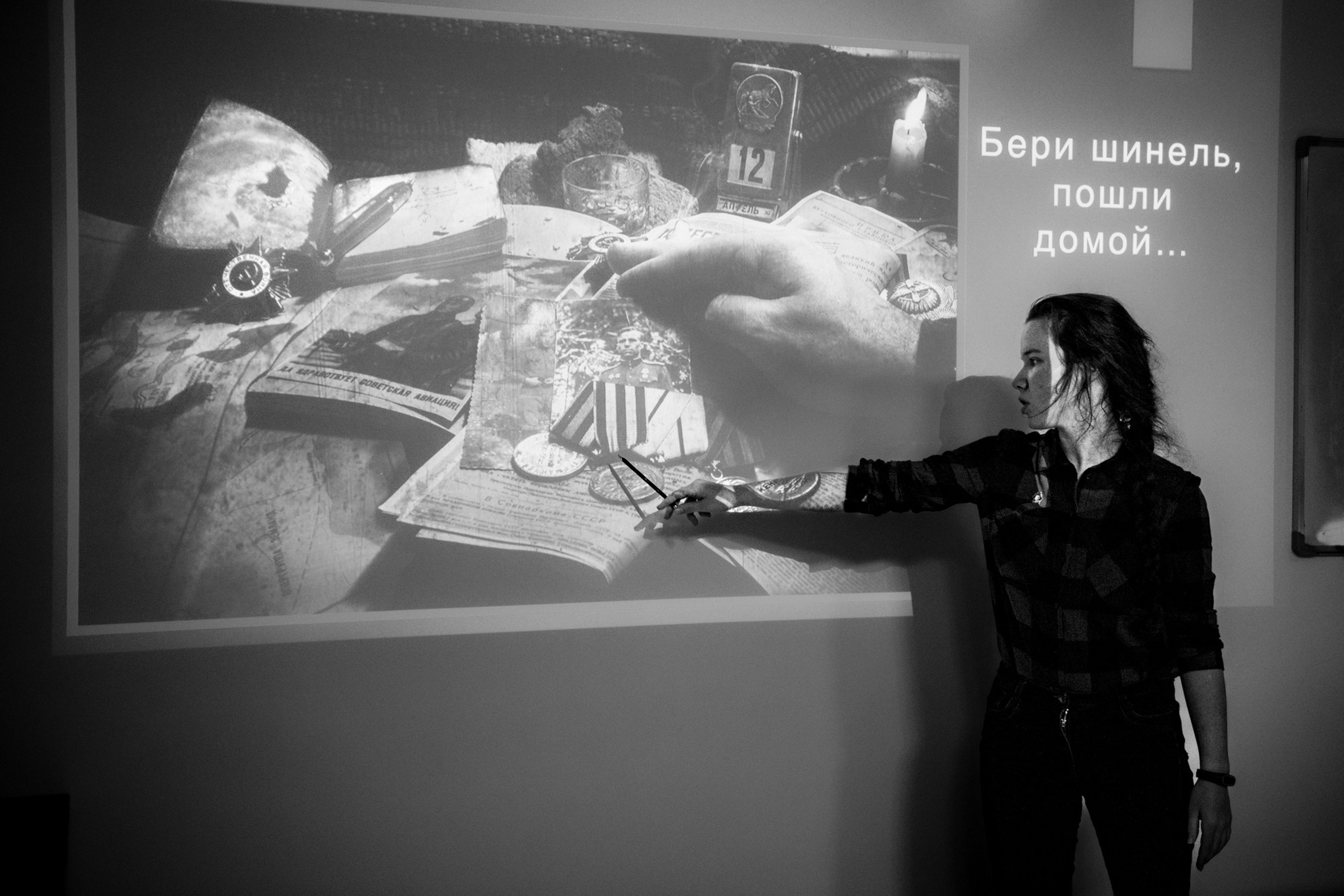 Ученики фотошколы исследуют фотографию в разных аспектах и проявлениях. Трудно представить себе Историю 20 века без фотографий. Ученица фотошколы делает доклад, использую фотоснимки военных лет.