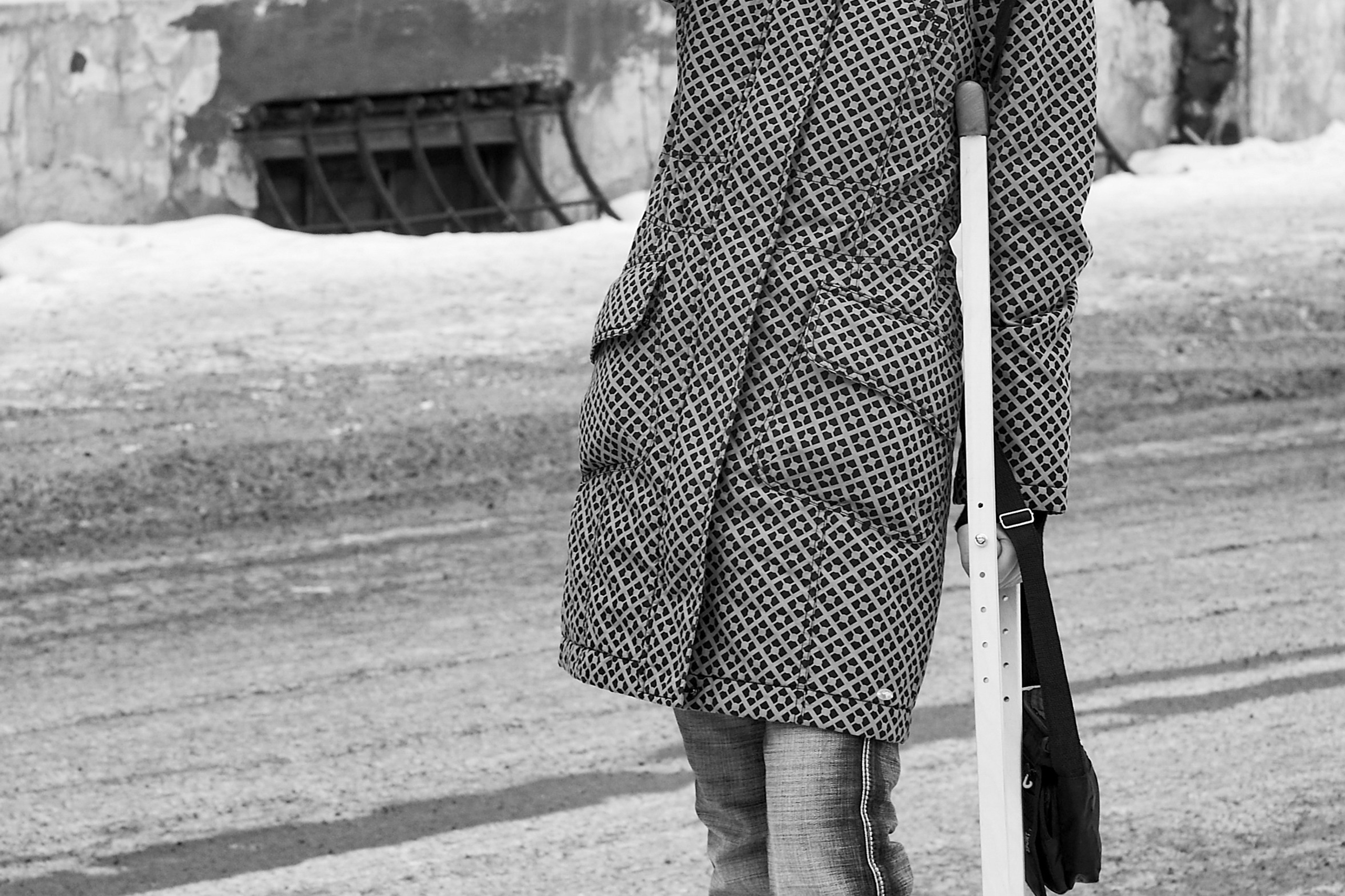 Если вам лень идти на съёмку, вспомните эту девушку. Она еще не оправилась от перелома ноги и на костылях пошла на практику по уличной фотографии. Хорошая мотивация заниматься фотографией очень важна для будущих результатов.