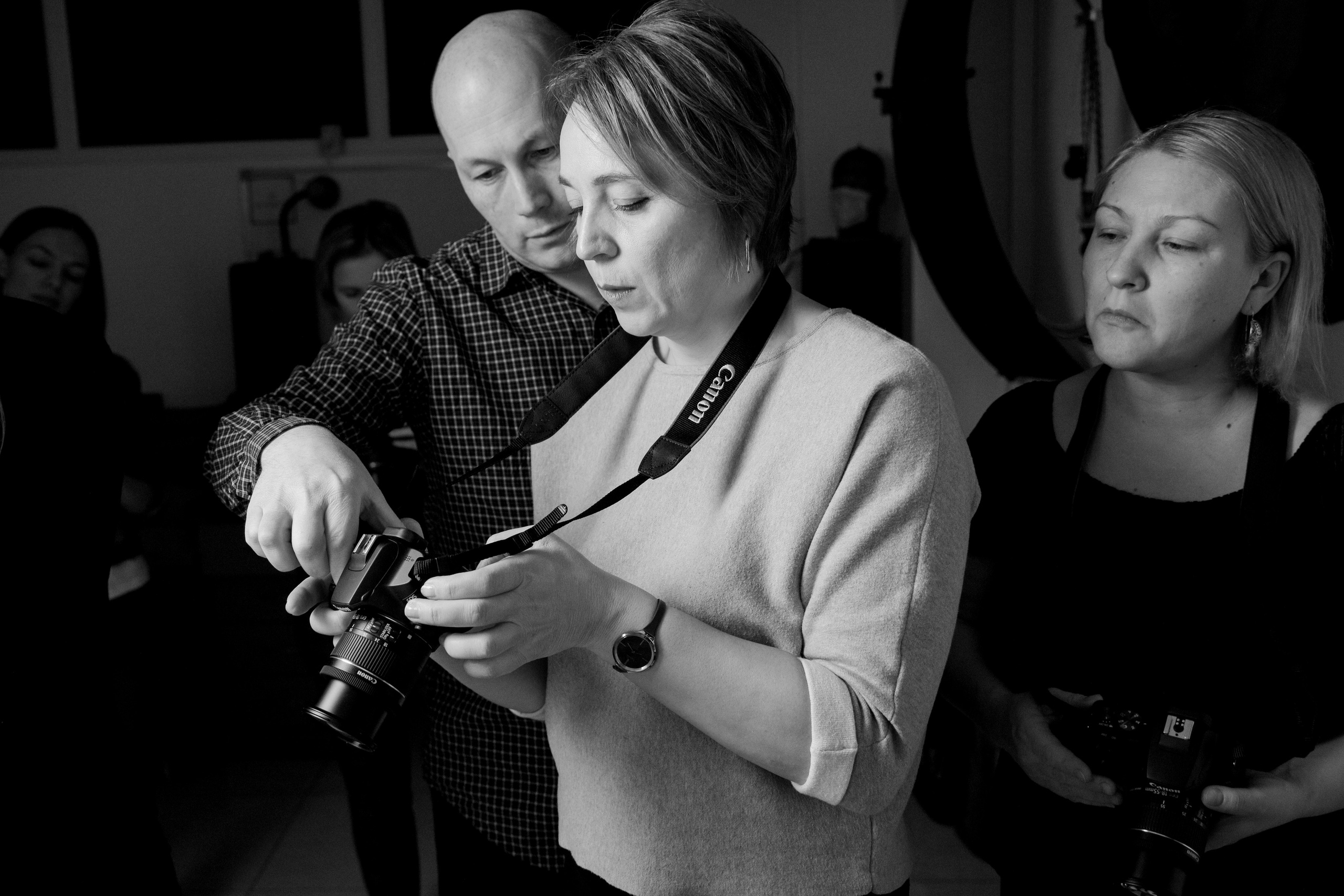 Артём Андронов объясняет ученице как скорректировать экспозицию при съёмке портрета с одним источником света.