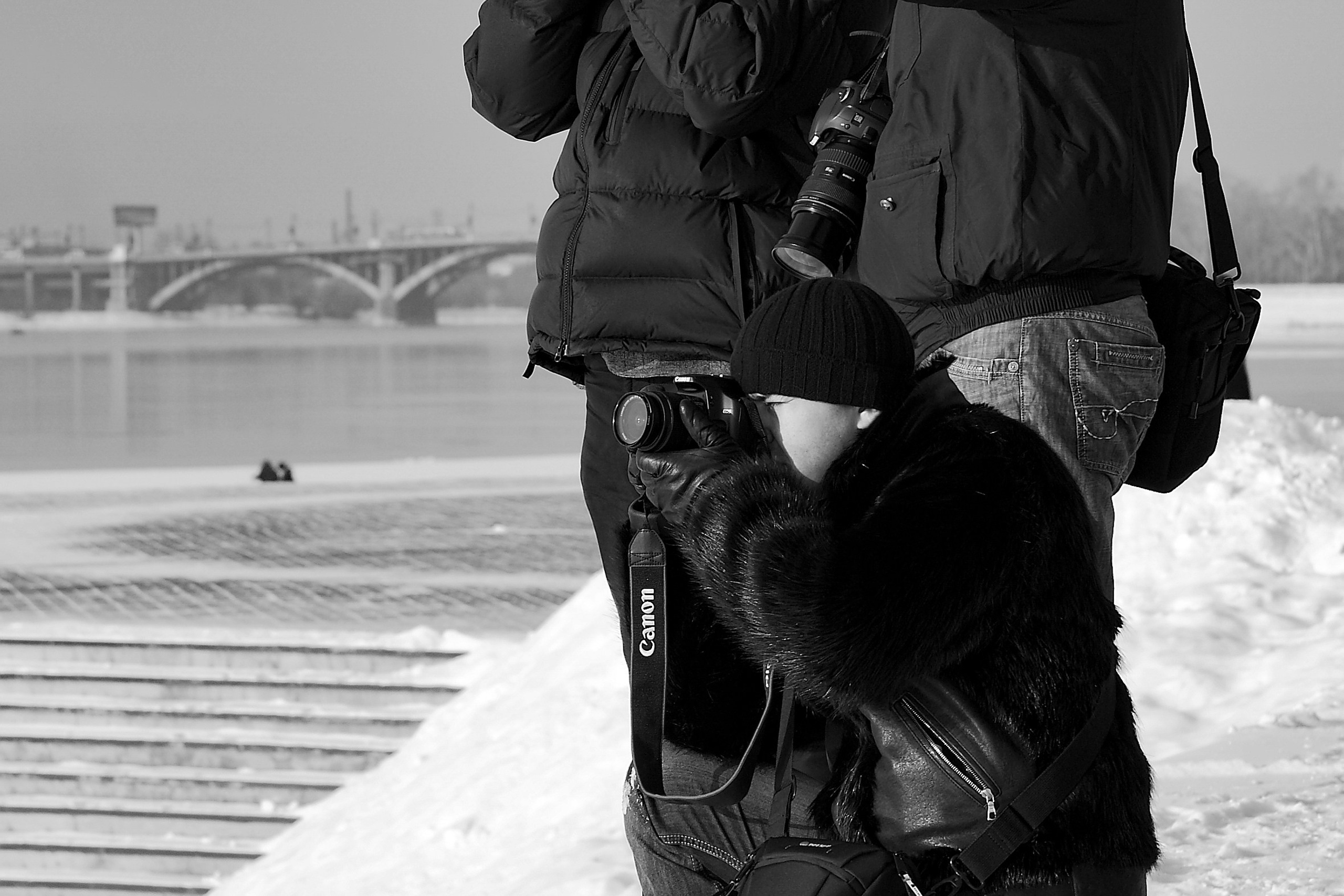 Важно быть рядом с учениками. Артём Андронов призывает рассуждать во время наблюдения, что интересно, почему это нужно снять и как это выразительнее сделать.