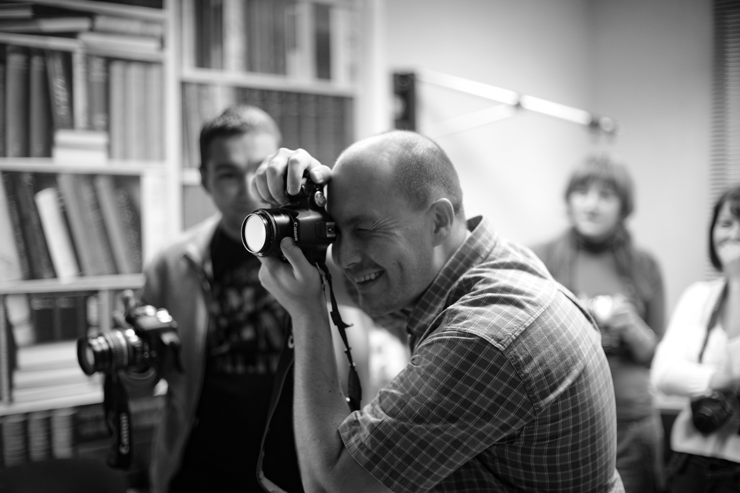 Преподаватель Артём Андронов на своём примере демонстрирует ученикам как нужно общаться с портретируемым во время съёмки. Как важно поддерживать настроение модели.