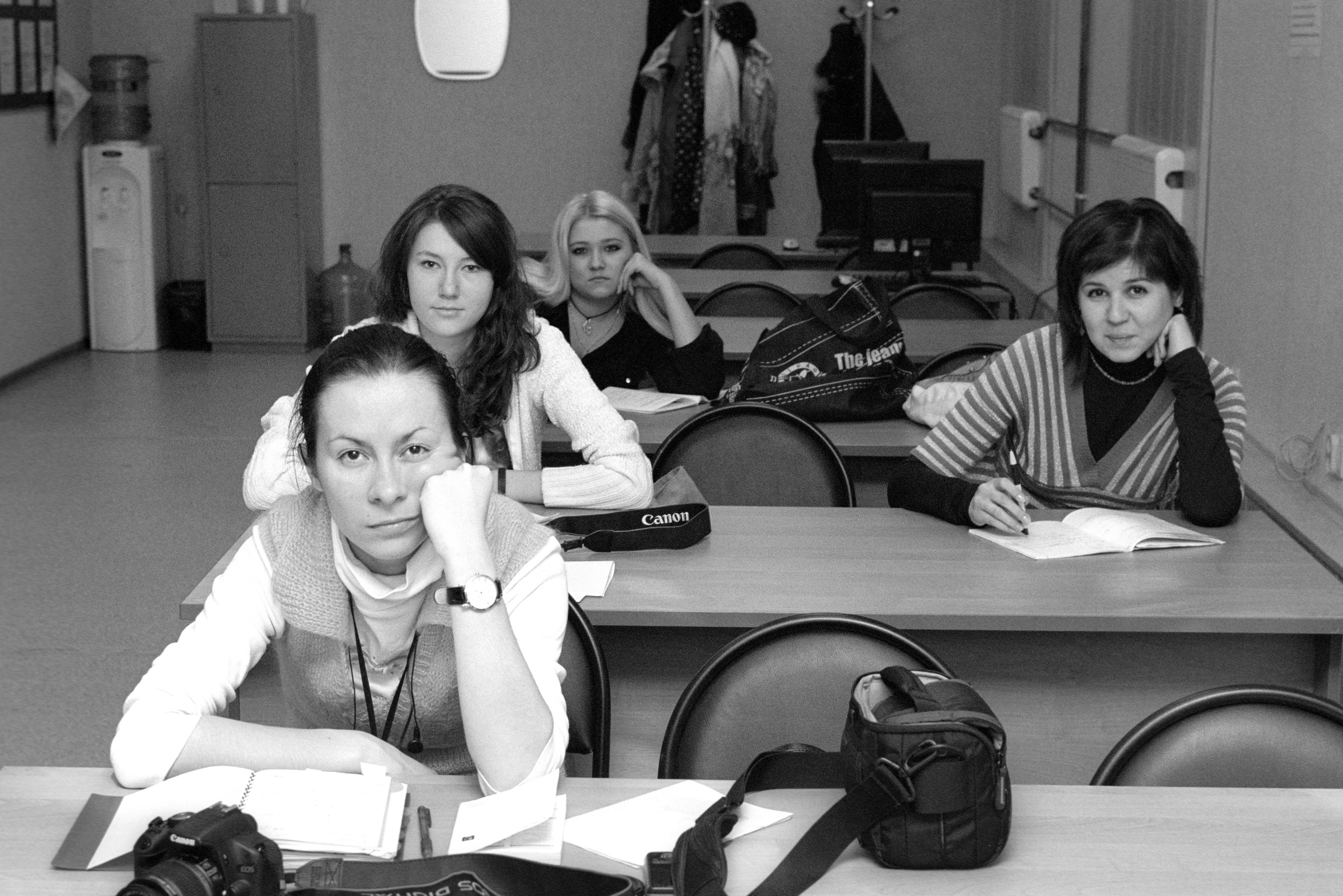 Ученики фотошколы на занятии по фотокомпозиции.