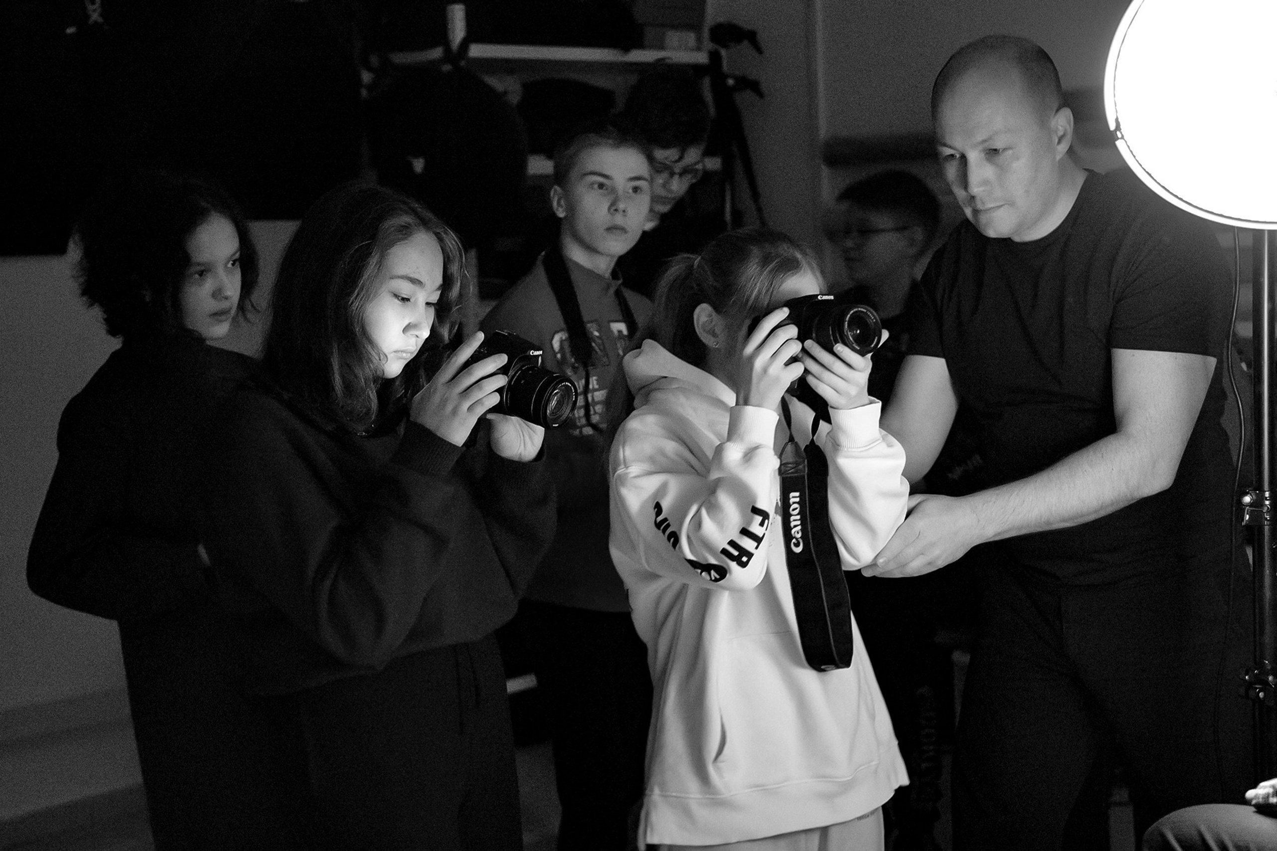 Артём помогает ученикам сделать свои первые фотопортреты.