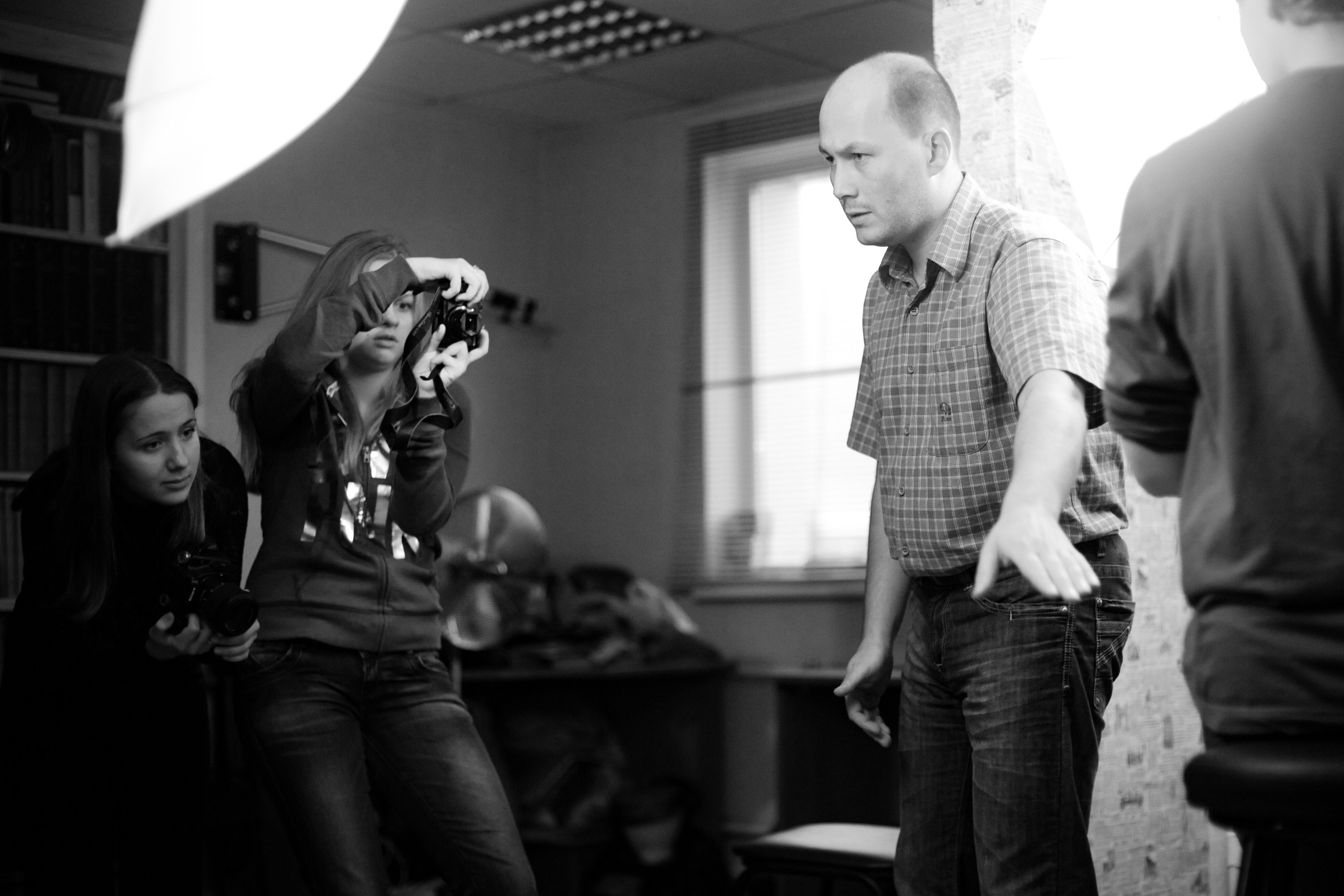 Артём Андронов показывает работу со студийным освещением и указывает на ошибки и помогает исправить их.