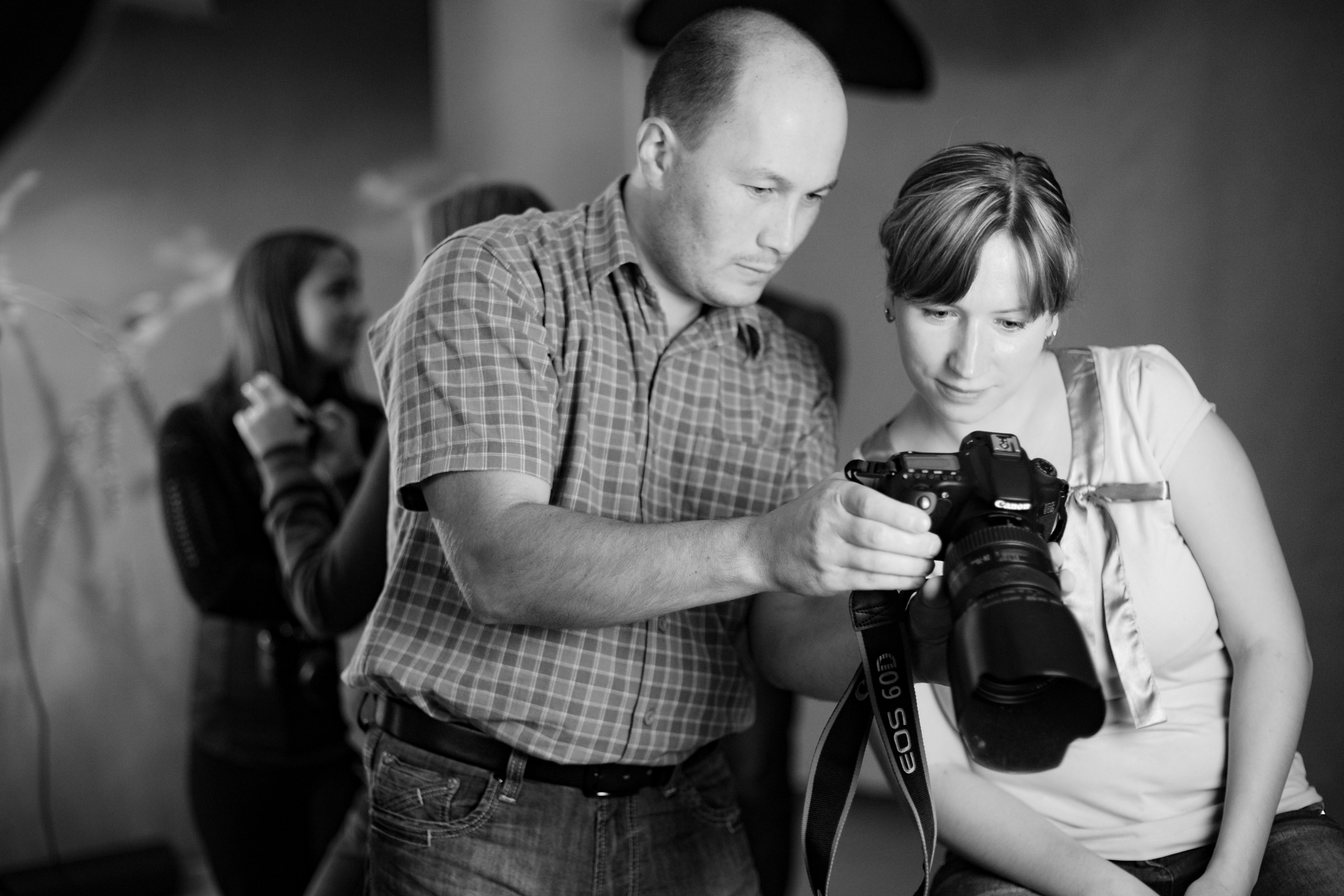 Артём Андронов помогает ученице в затруднительной ситуации.