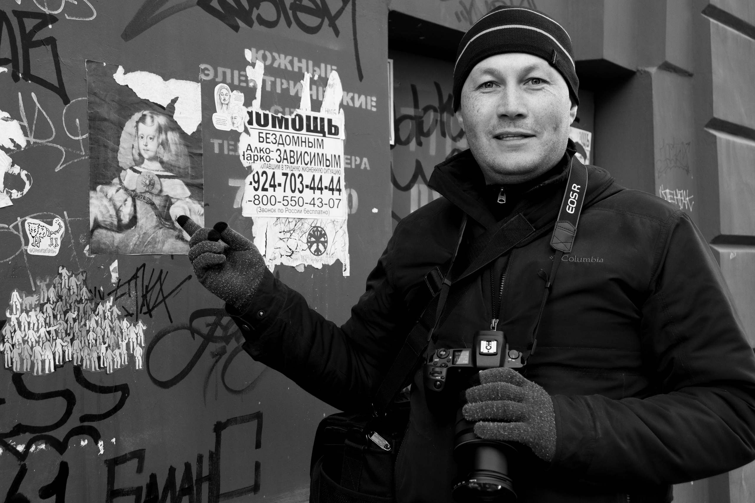 Артём Андронов в процессе уличной фотосъёмки.