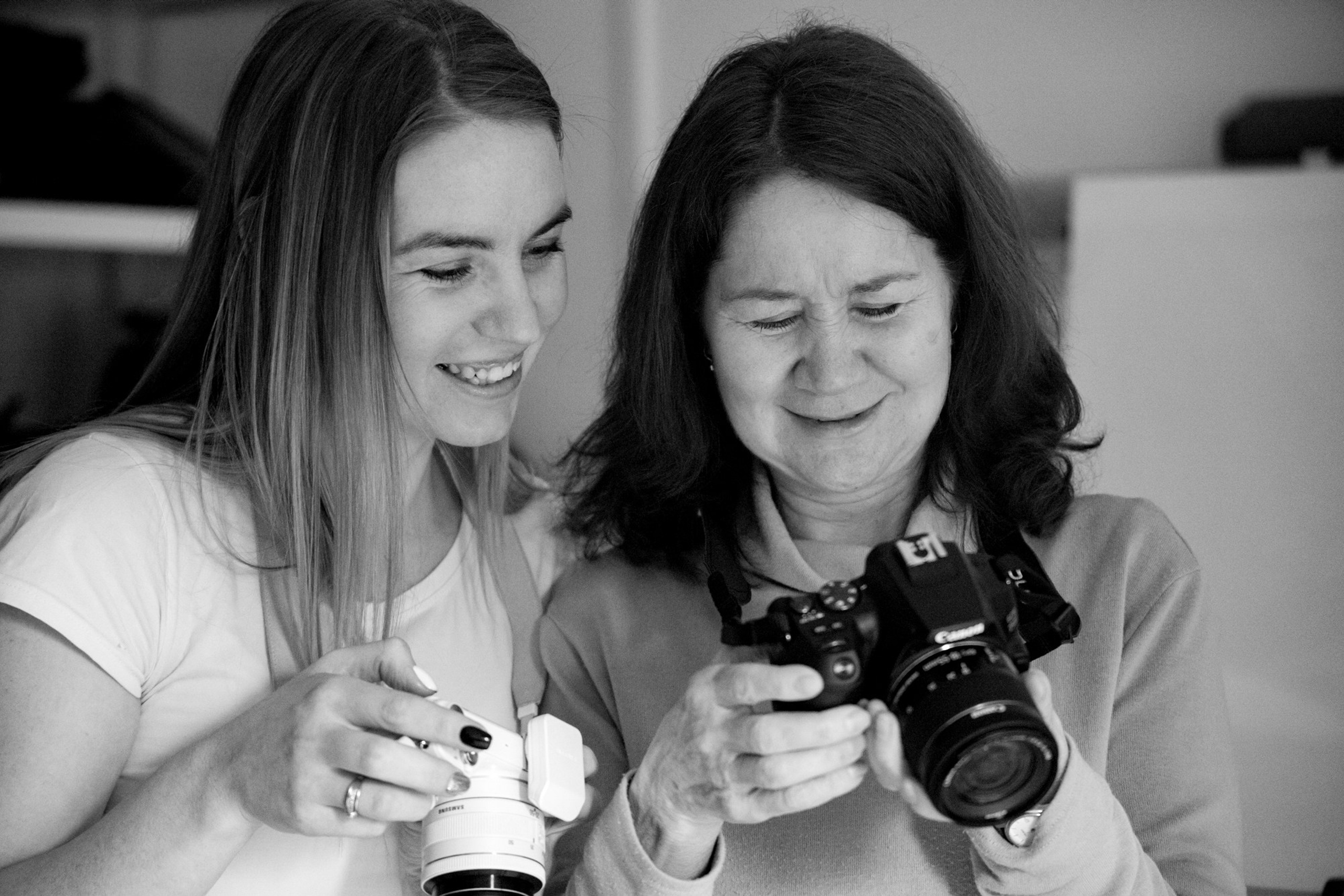 Ученицы Школы Андронова на фотопрактике делятся друг с другом эмоциями от полученных кадров.