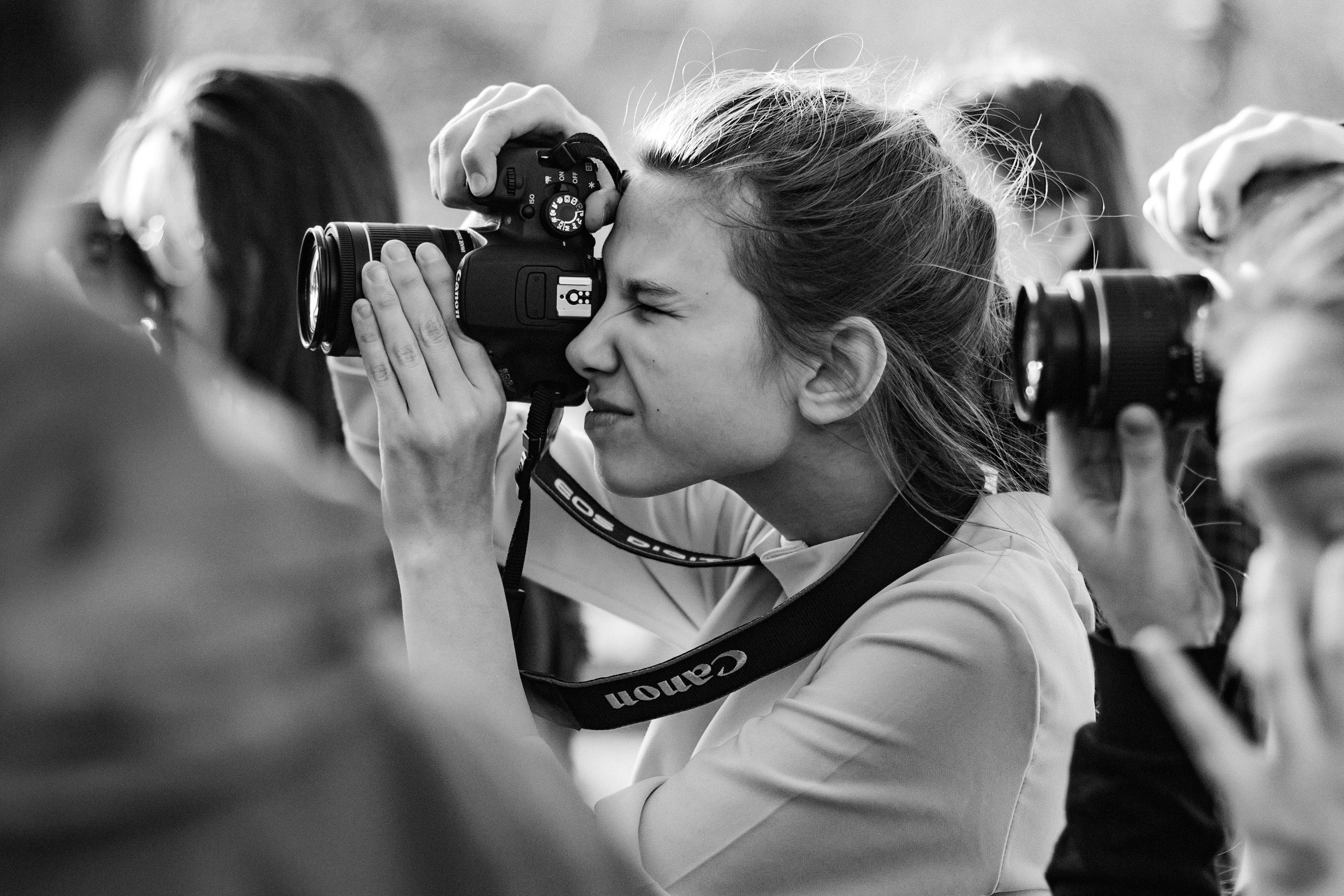 Ученица курса "Фотография для школьников" снимает уличный сюжет.