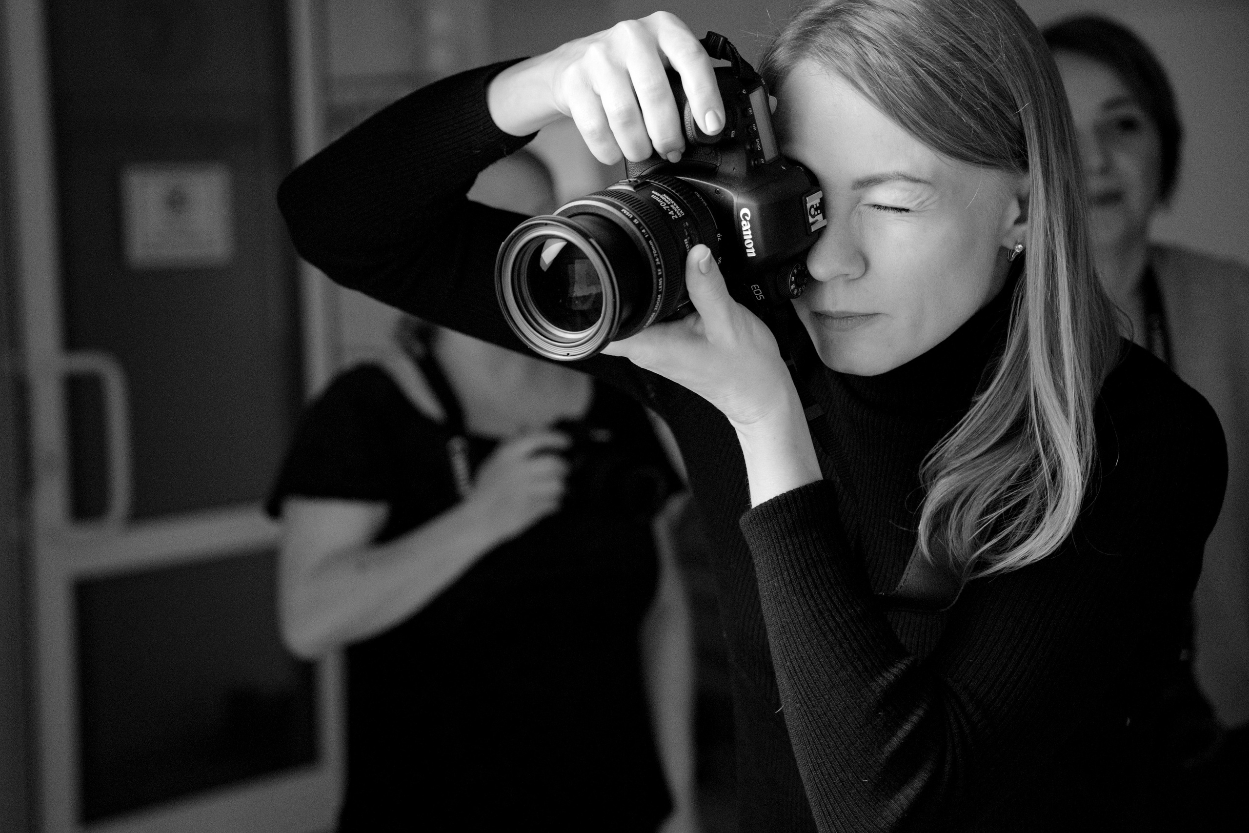 Снимать портрет нужно внимательно, неторопливо, отмечая все нюансы в поведении и внешнем виде портретируемого. Этому тоже учит на своих курсах Артём Андронов.