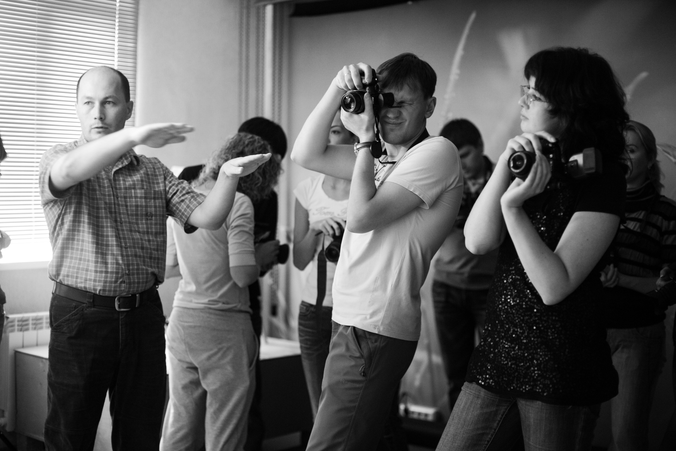 Ученики отрабатывают навыки по съёмке портрета.