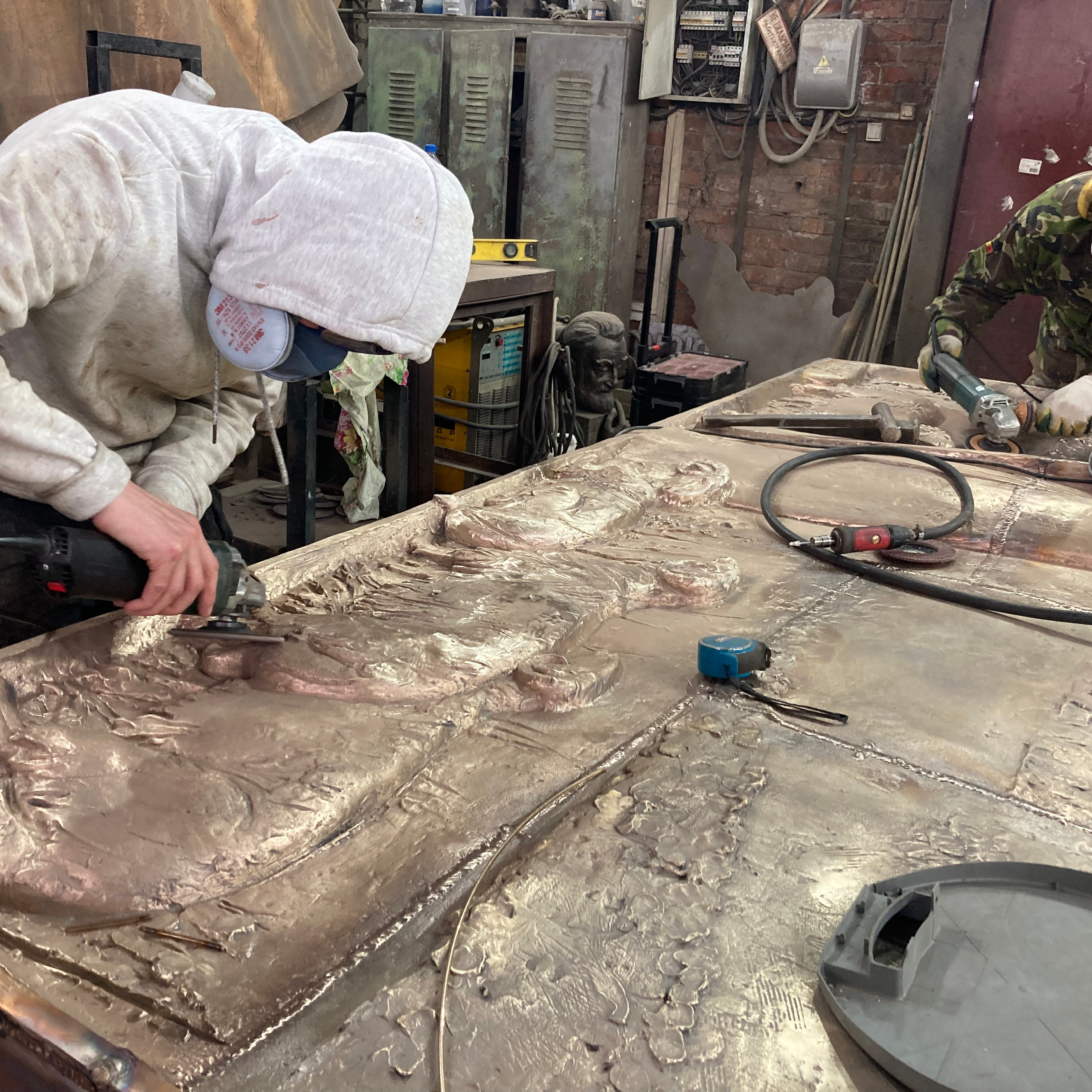 Рельеф бронзовый «Чабан и карачаевская овца». Скульптор Алексей Дмитриев