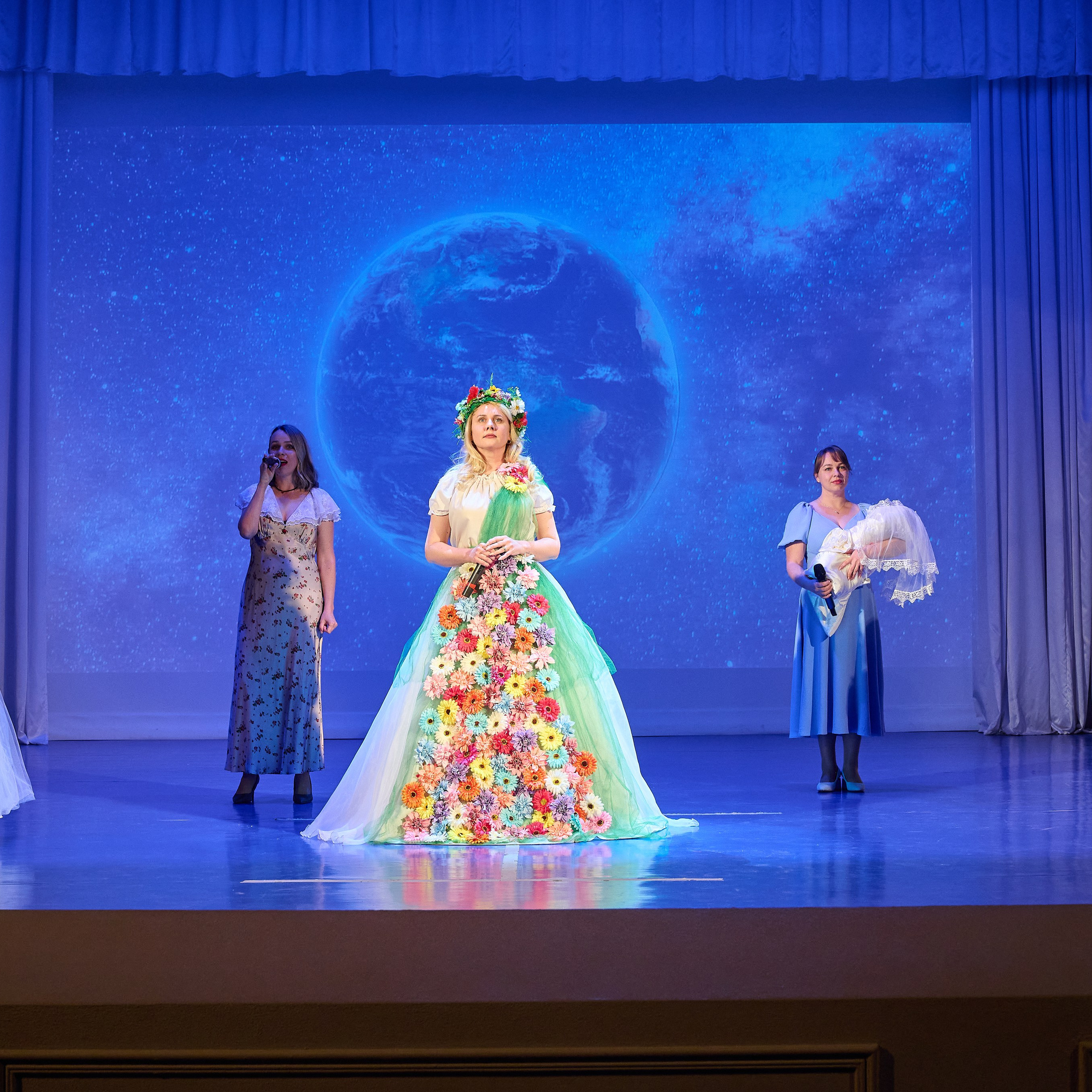 Поздравления девочкам Кабардинки от Главы округа Кялова Г.Е. Жизнь курорта Кабардинка в фотографиях