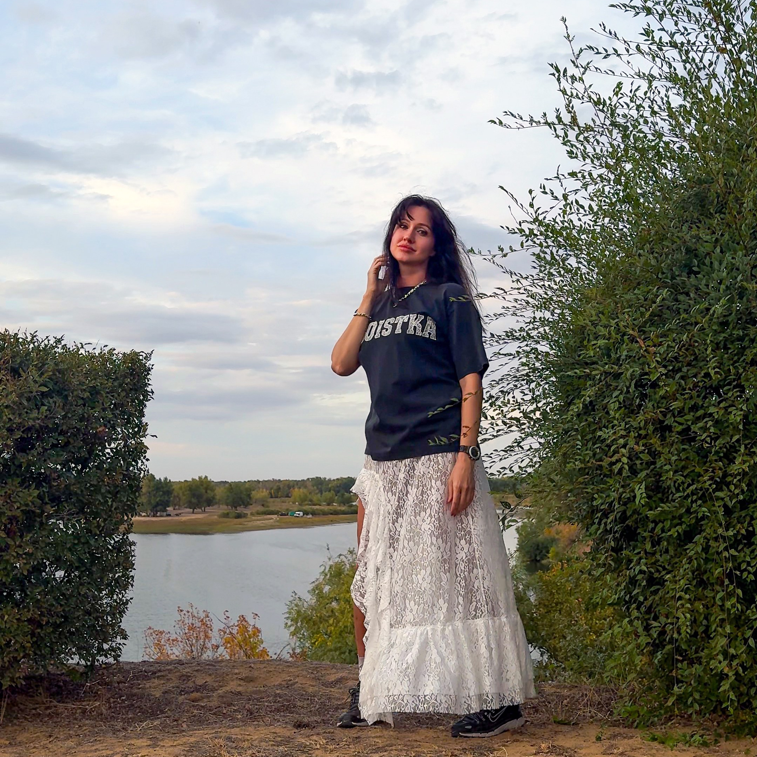 девушка на фоне реки