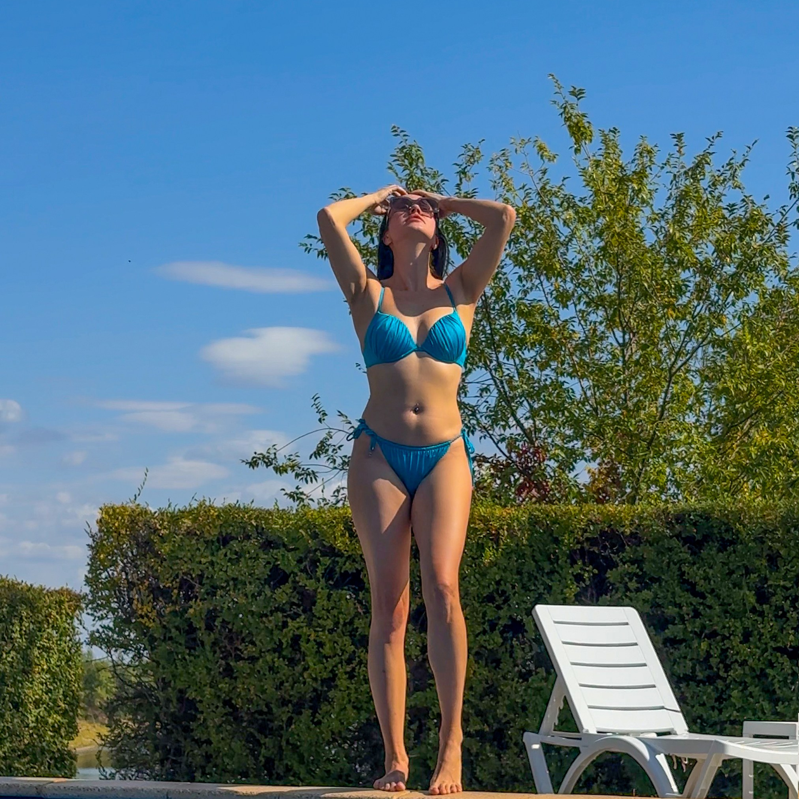 позирование в купальнике