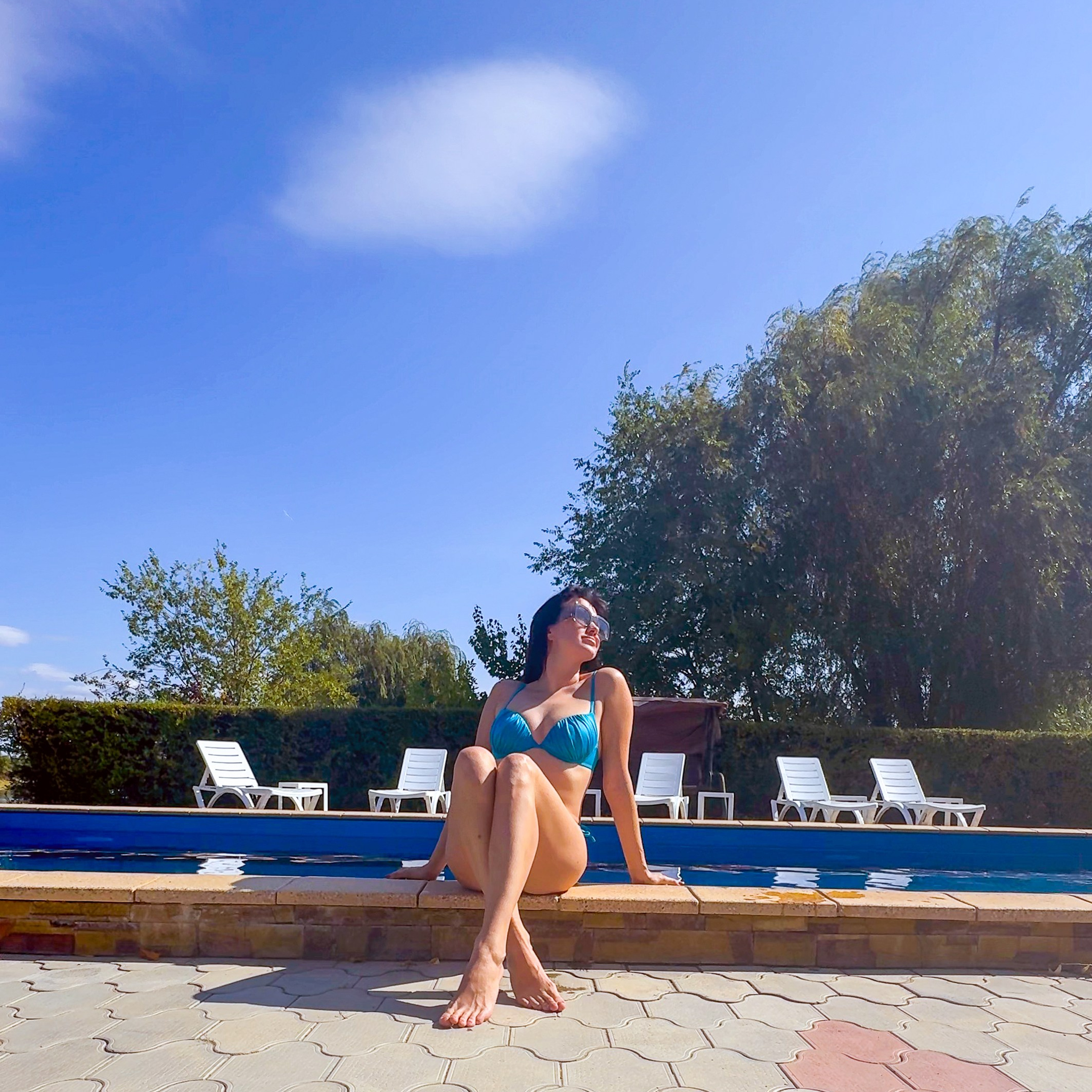 девушка в купальнике