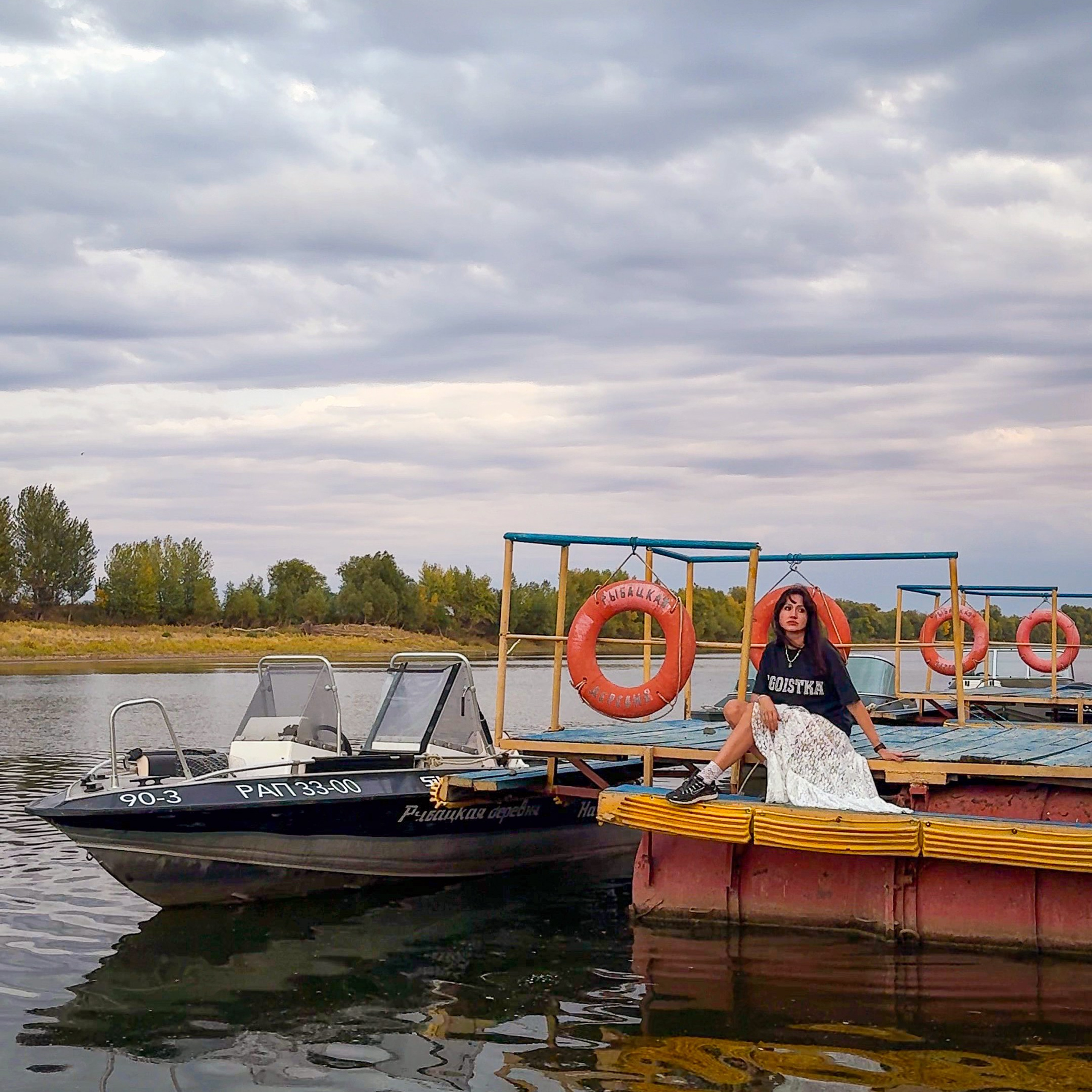 позирование для фото у воды
