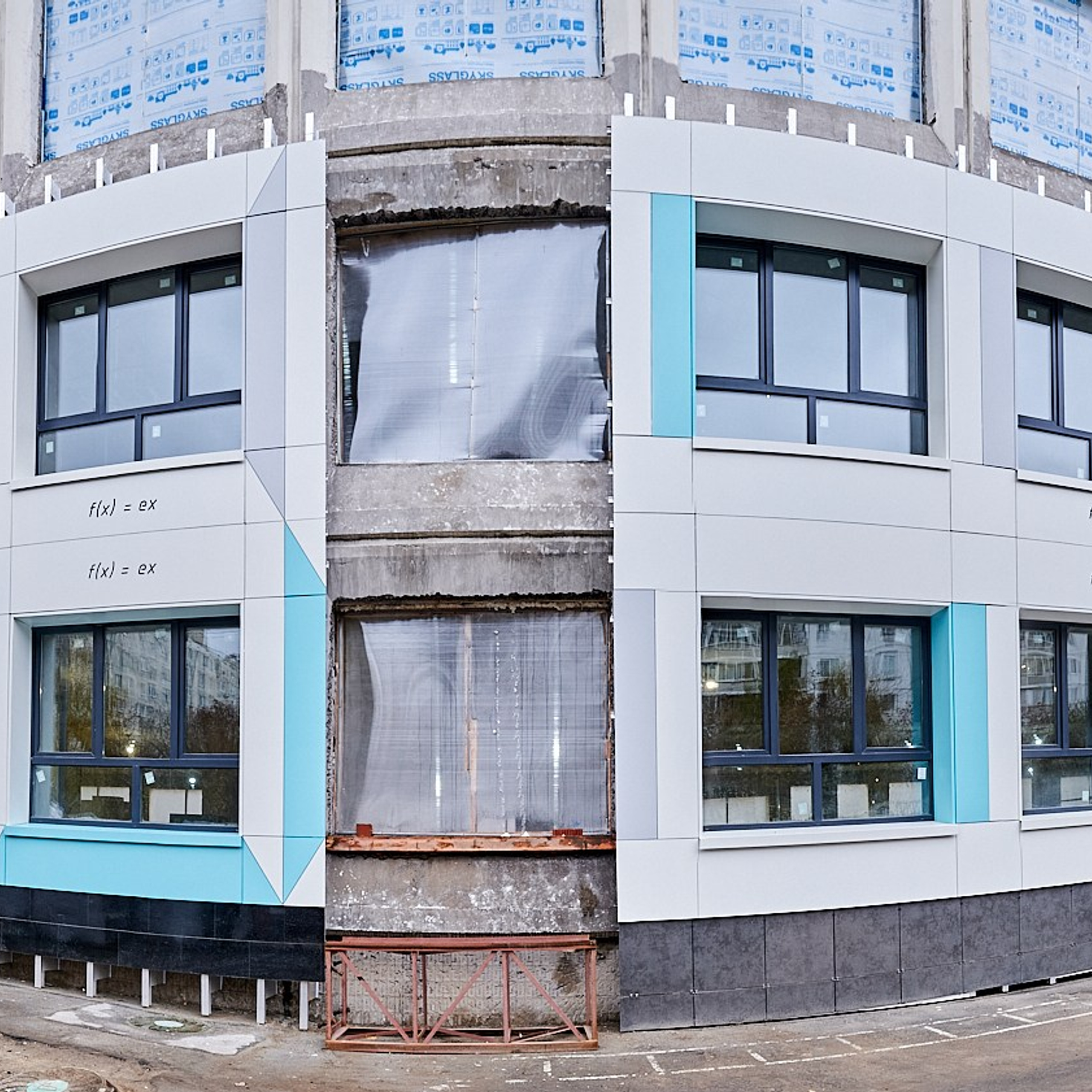 Отремонтированный фасад школы