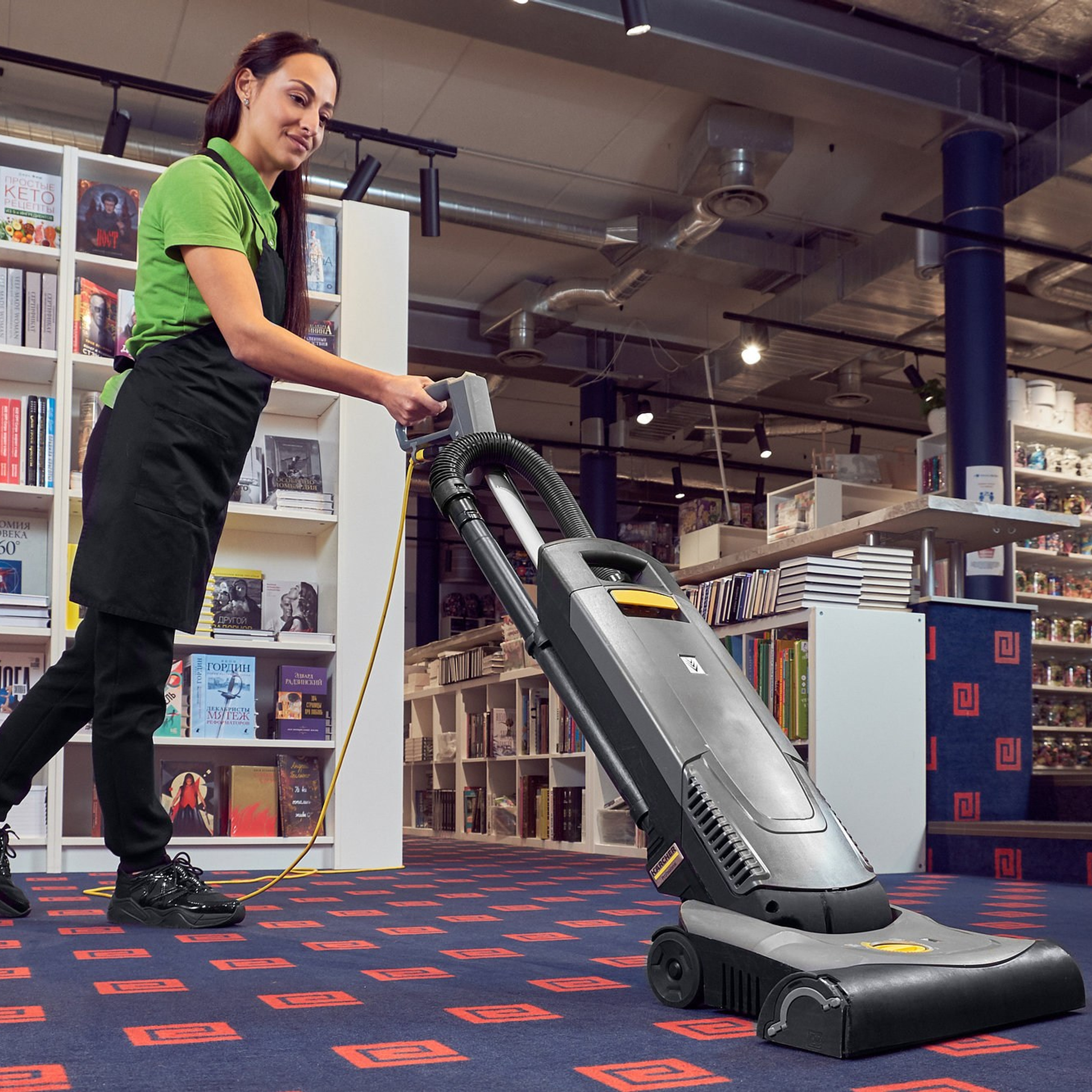 Сотрудница клининговой службы за работой, профессиональный портрет уборщицы в интерьере