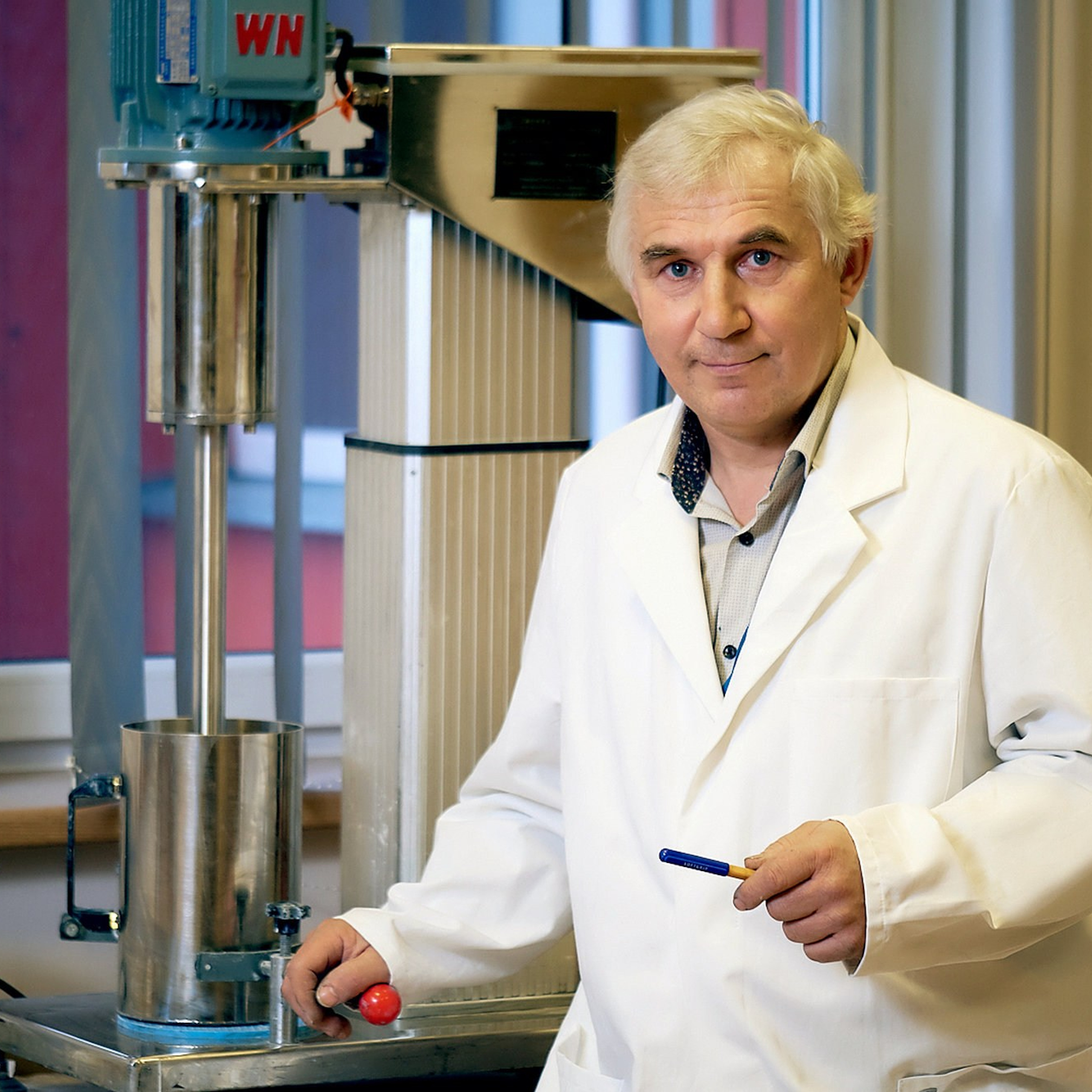 Химик в лаборатории, профессиональный портрет научного сотрудника, съёмка специалистов для сайта компании