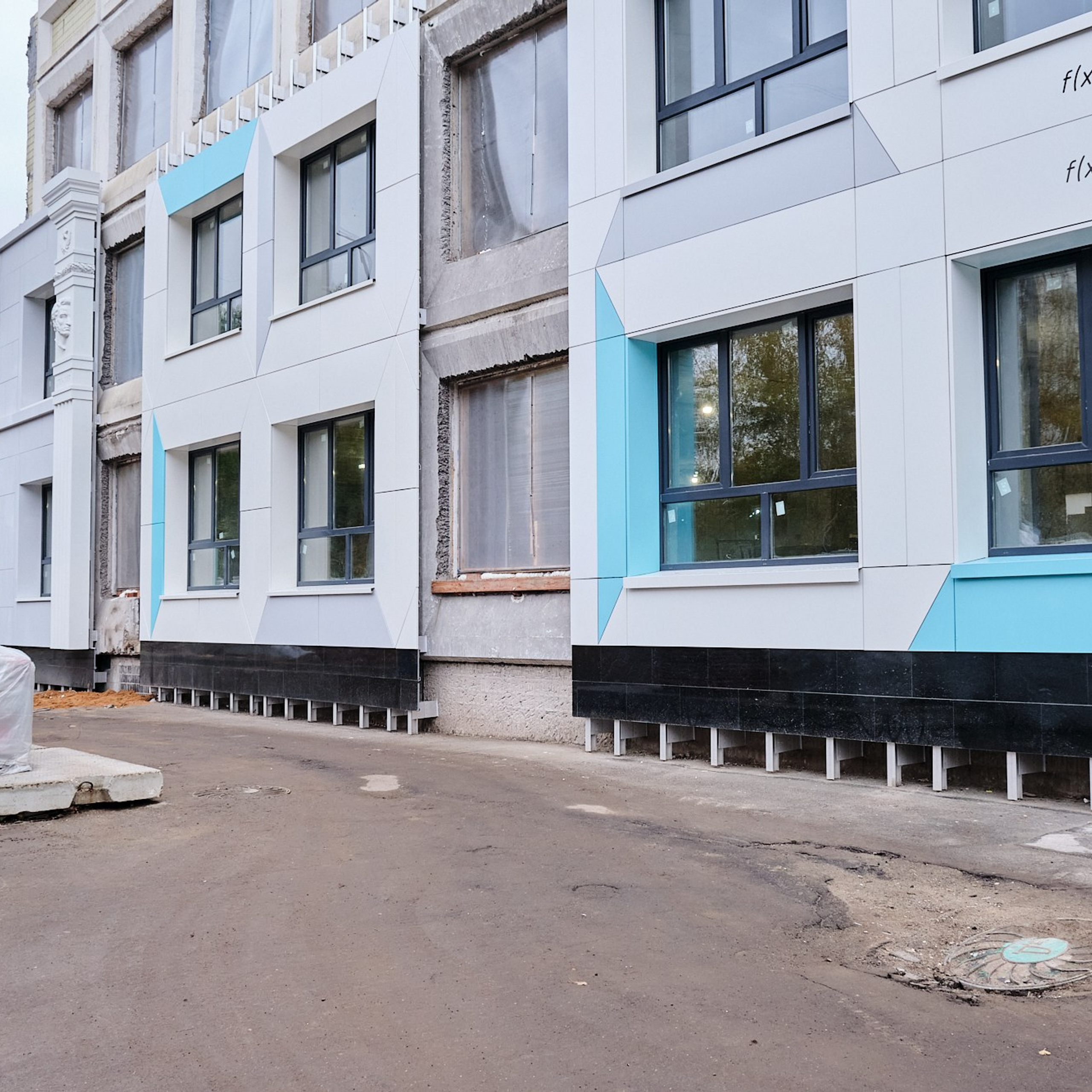 Общий вид фасада школы