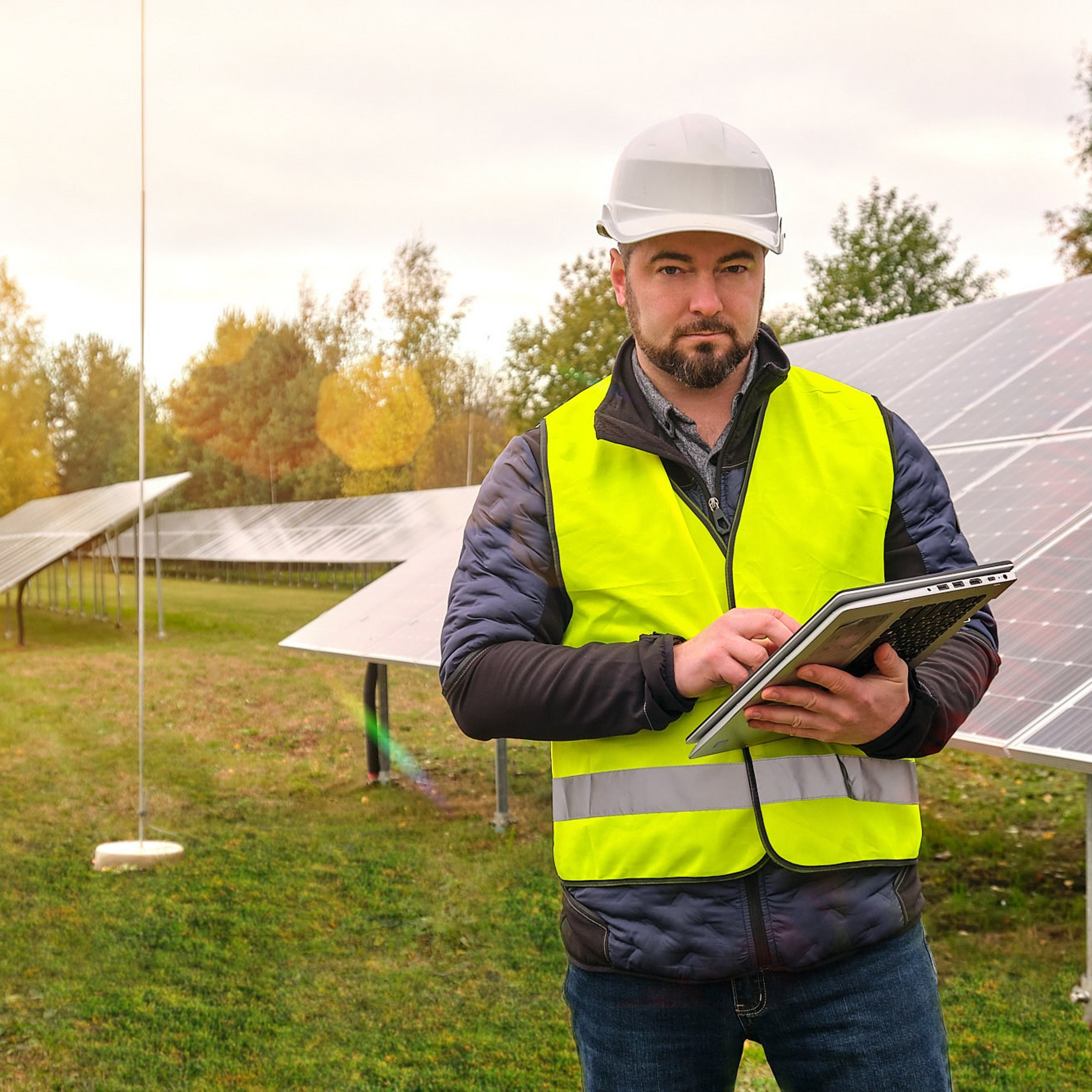 Инженер на объекте солнечных батарей, портрет специалиста в сфере альтернативной энергетики