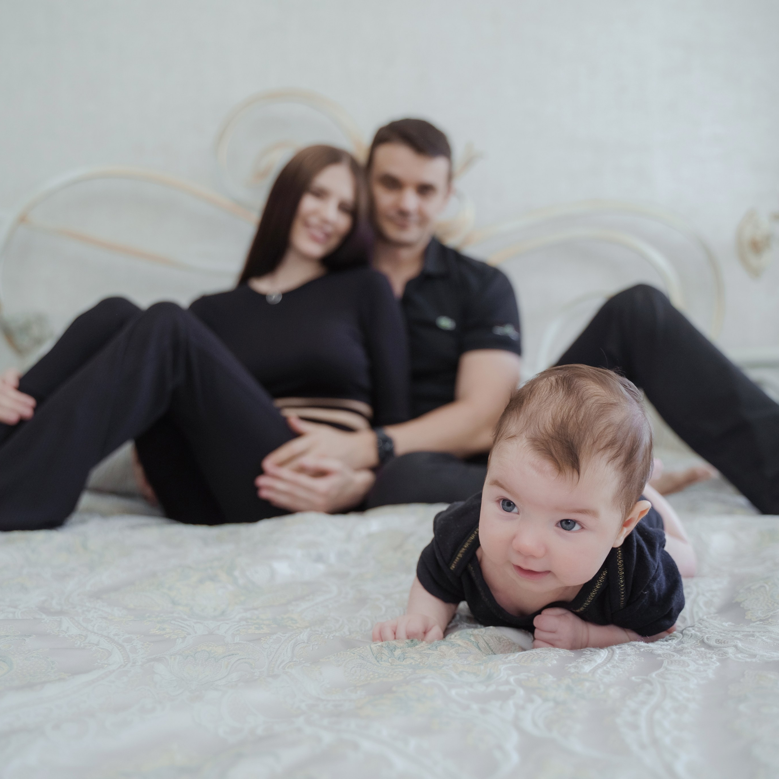 Фотосессия новорожденных с родителями