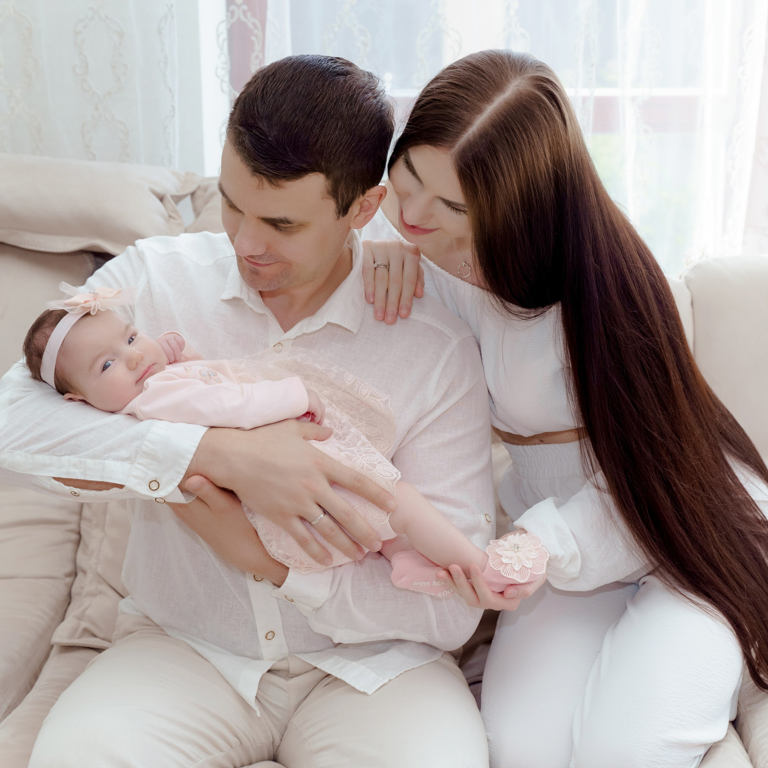 Фотосессия новорожденных с родителями