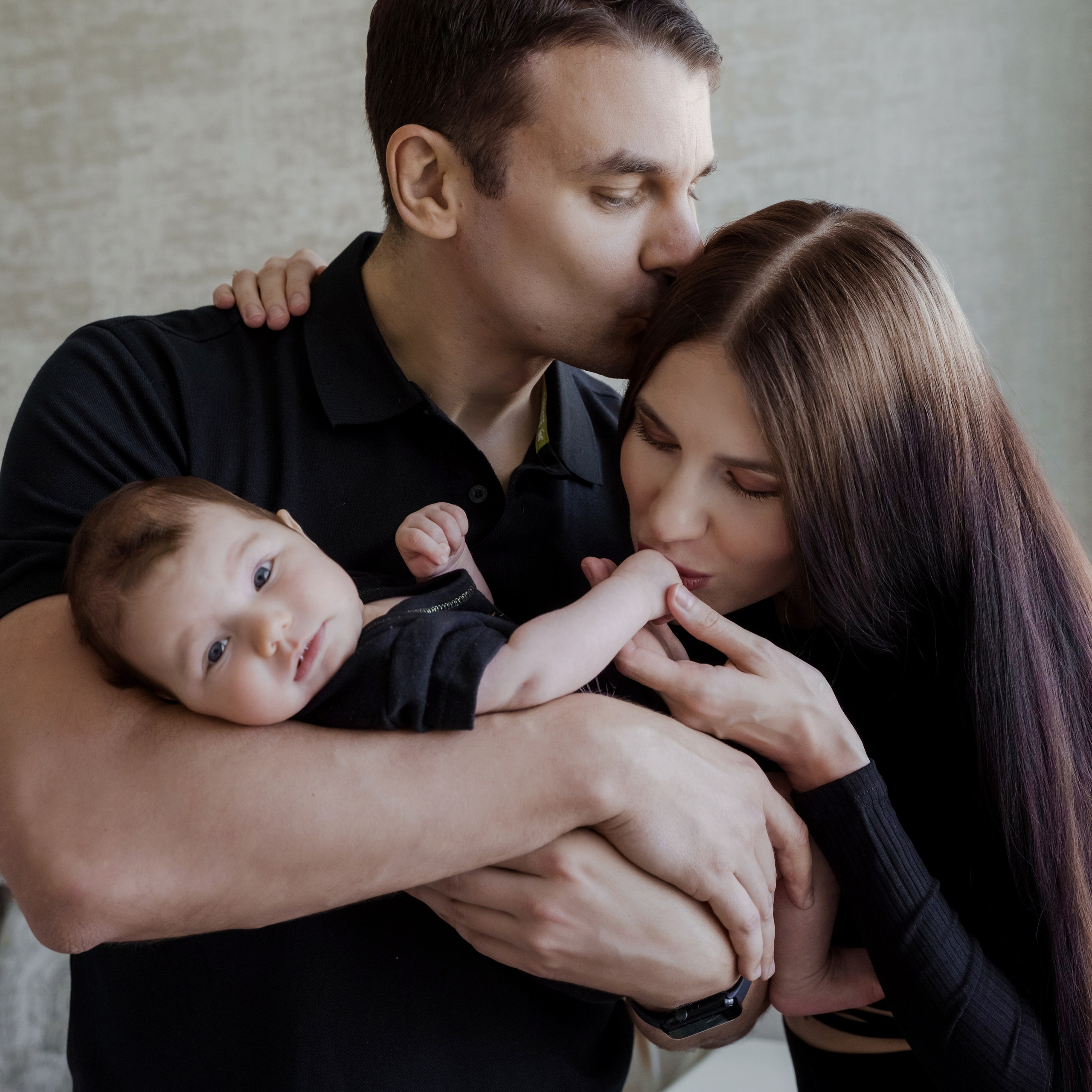 Фотосессия новорожденных с родителями