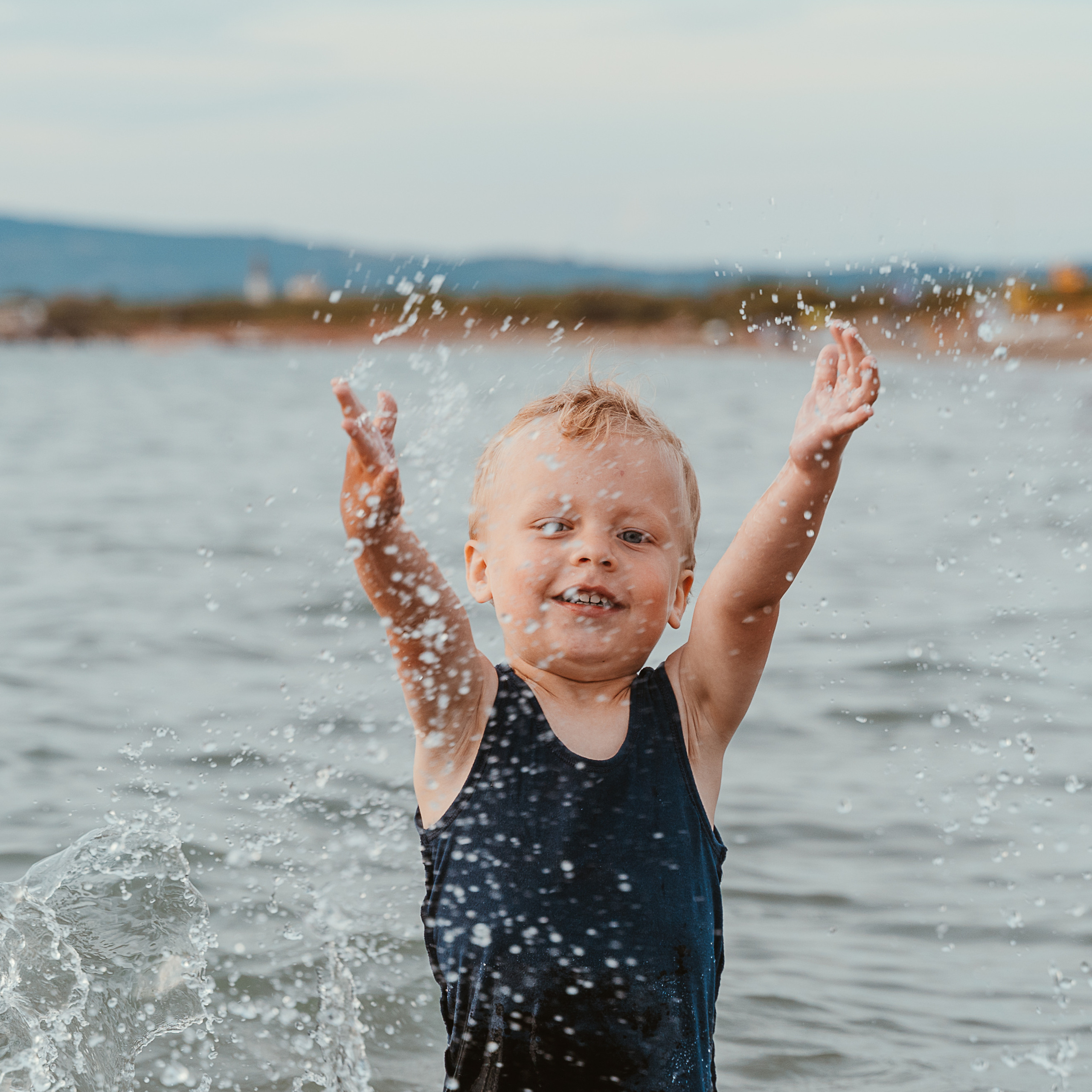 Fun Family Photoshoots in Tuscany amazing beach| Irina Zinovyeva Photo. Family Lifestyle Photographer in Lucca, Italia