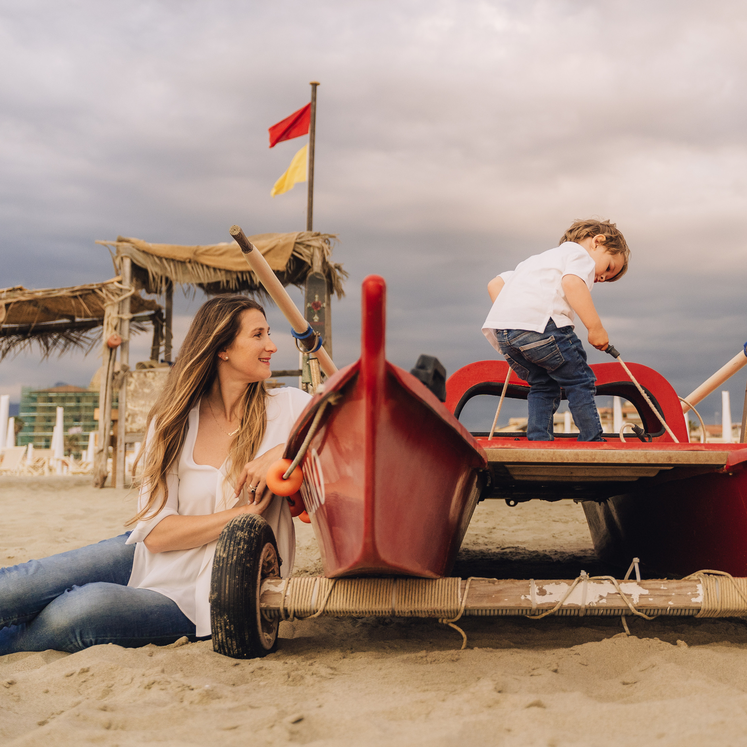 Fun Family Photoshoots in Tuscany amazing beach| Irina Zinovyeva Photo. Family Lifestyle Photographer in Lucca, Italia