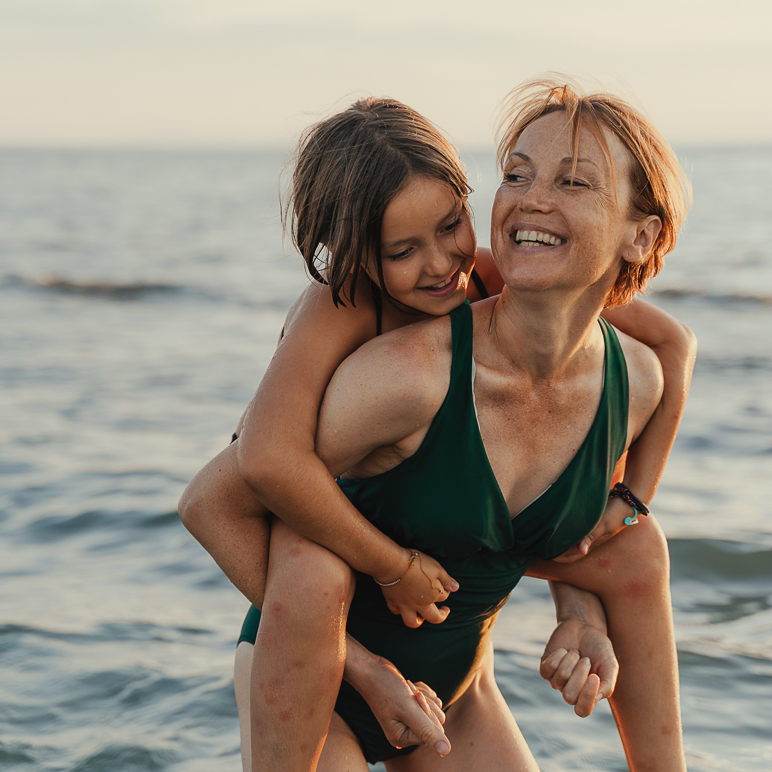 Fun Family Photoshoots in Tuscany amazing beach| Irina Zinovyeva Photo. Family Lifestyle Photographer in Lucca, Italia