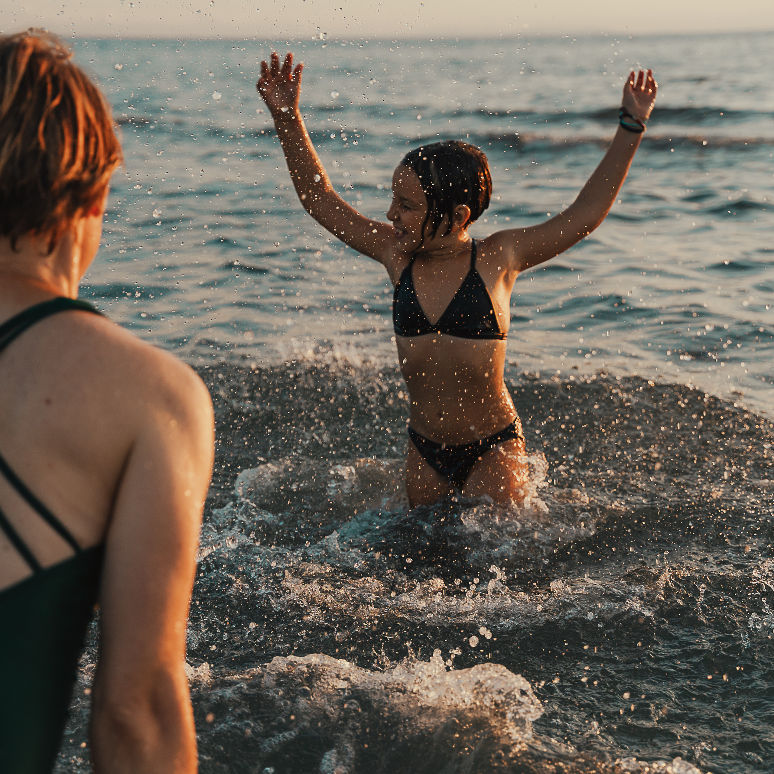 Fun Family Photoshoots in Tuscany amazing beach| Irina Zinovyeva Photo. Family Lifestyle Photographer in Lucca, Italia