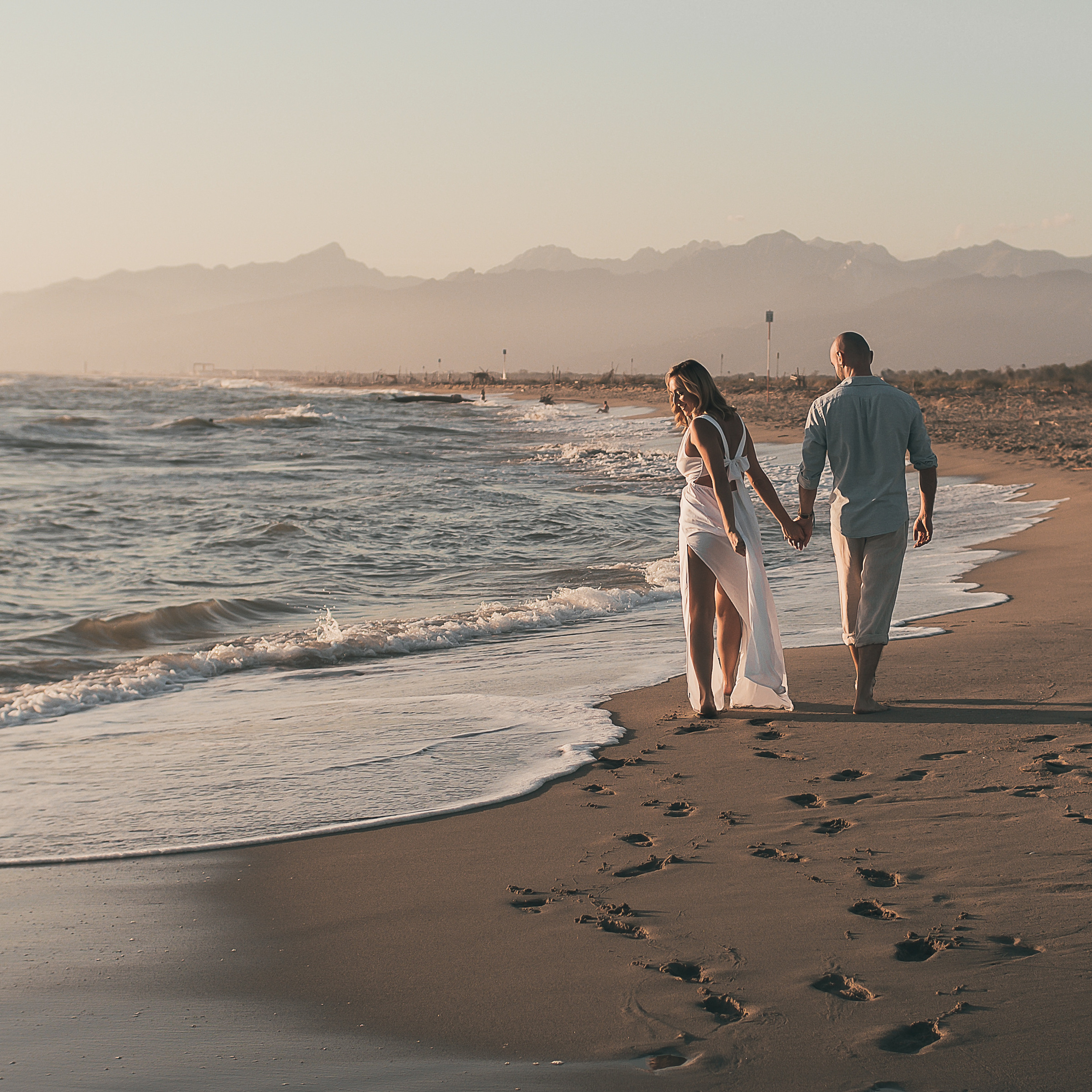 Fun Family Photoshoots in Tuscany amazing beach| Irina Zinovyeva Photo. Family Lifestyle Photographer in Lucca, Italia