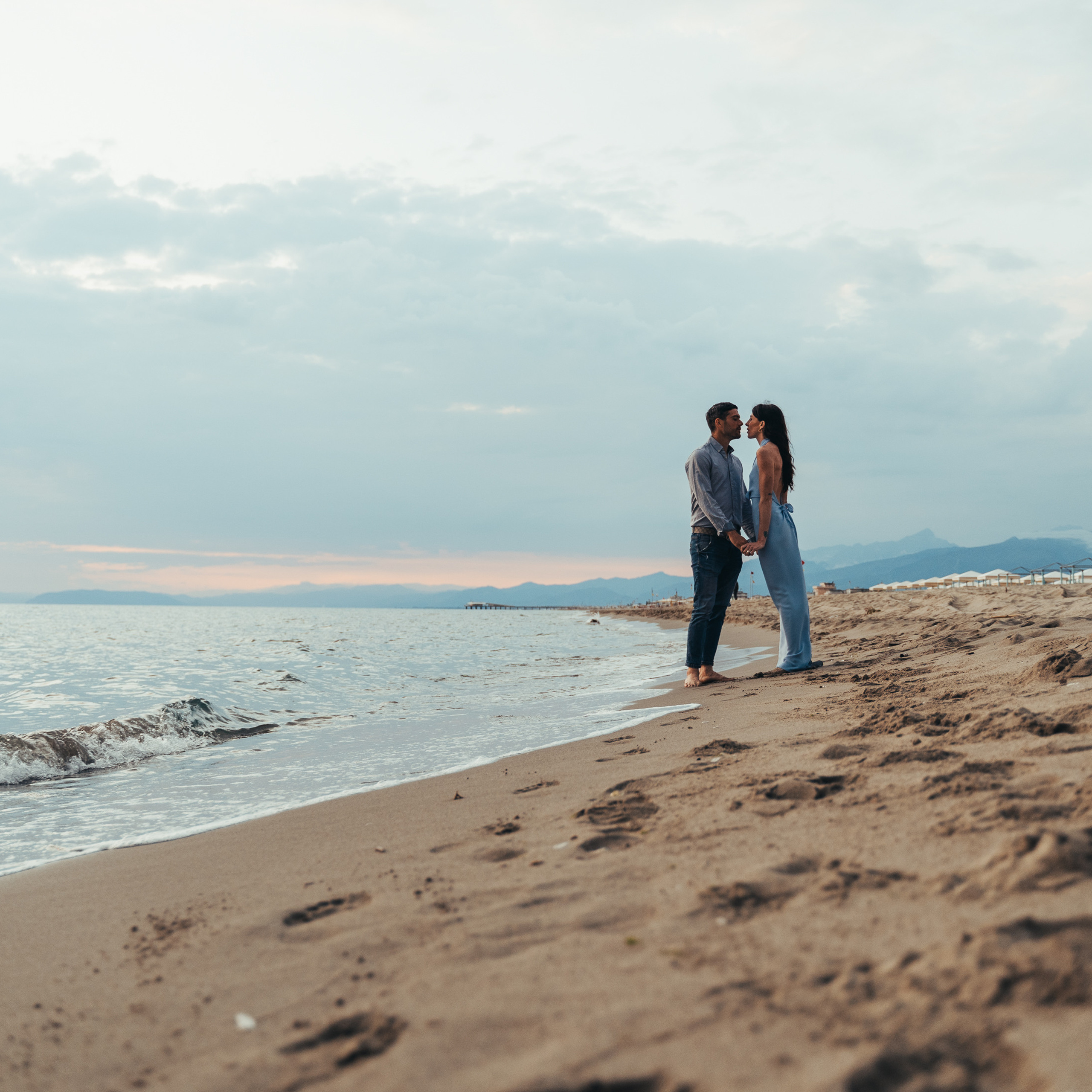 Fun Family Photoshoots in Tuscany amazing beach| Irina Zinovyeva Photo. Family Lifestyle Photographer in Lucca, Italia
