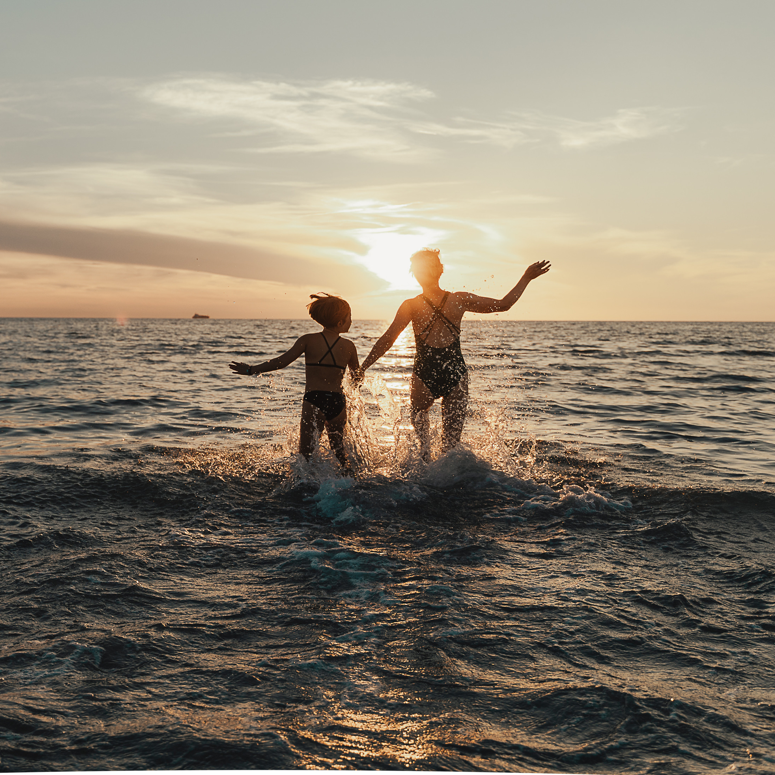 Fun Family Photoshoots in Tuscany amazing beach| Irina Zinovyeva Photo. Family Lifestyle Photographer in Lucca, Italia