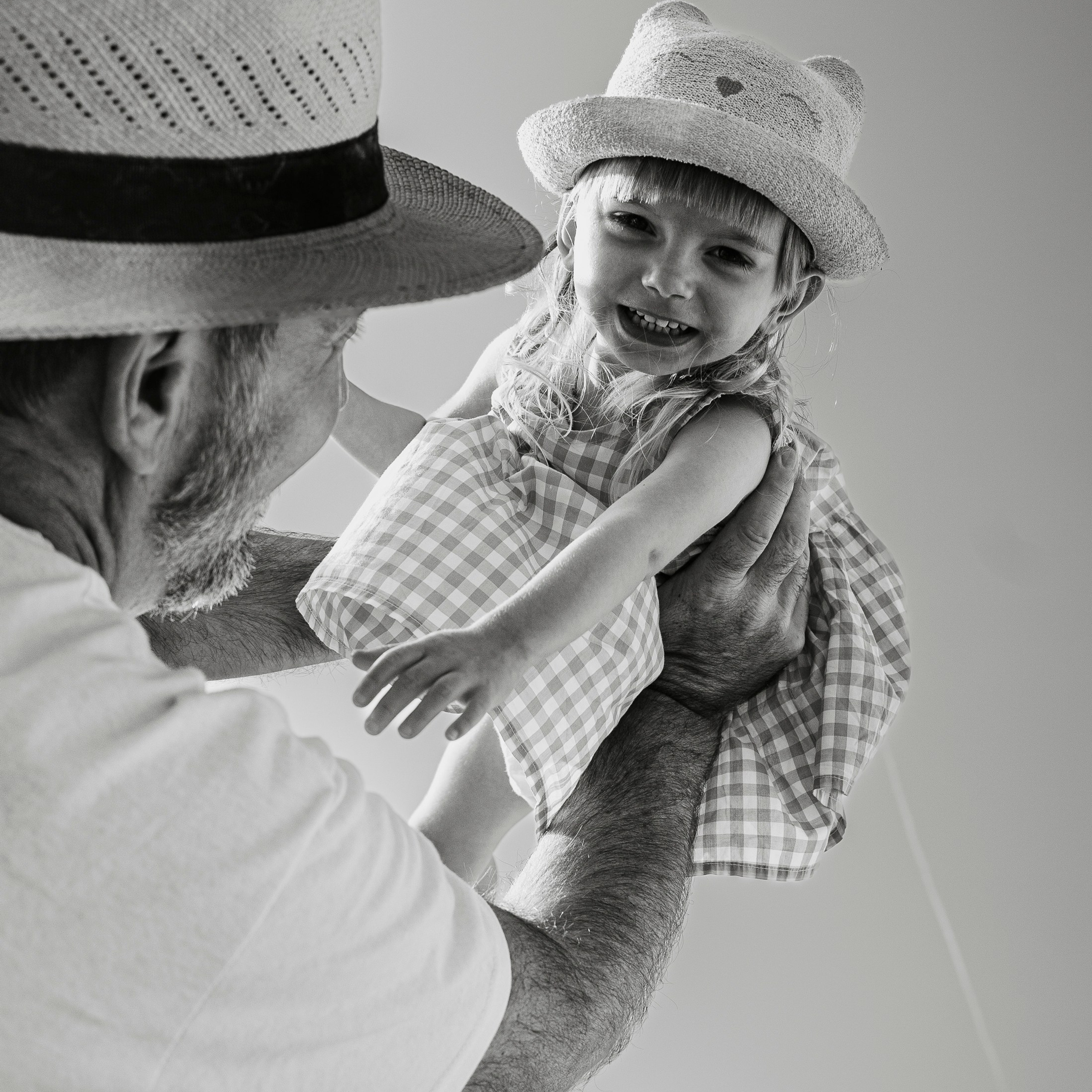 Fun Family Photoshoots in Tuscany amazing beach| Irina Zinovyeva Photo. Family Lifestyle Photographer in Lucca, Italia