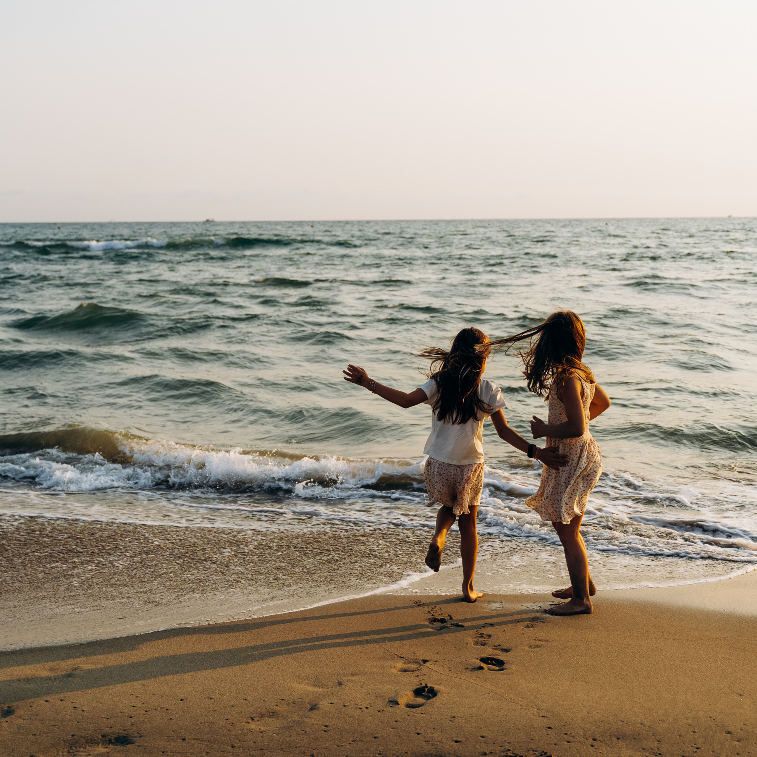 Fun Family Photoshoots in Tuscany amazing beach| Irina Zinovyeva Photo. Family Lifestyle Photographer in Lucca, Italia
