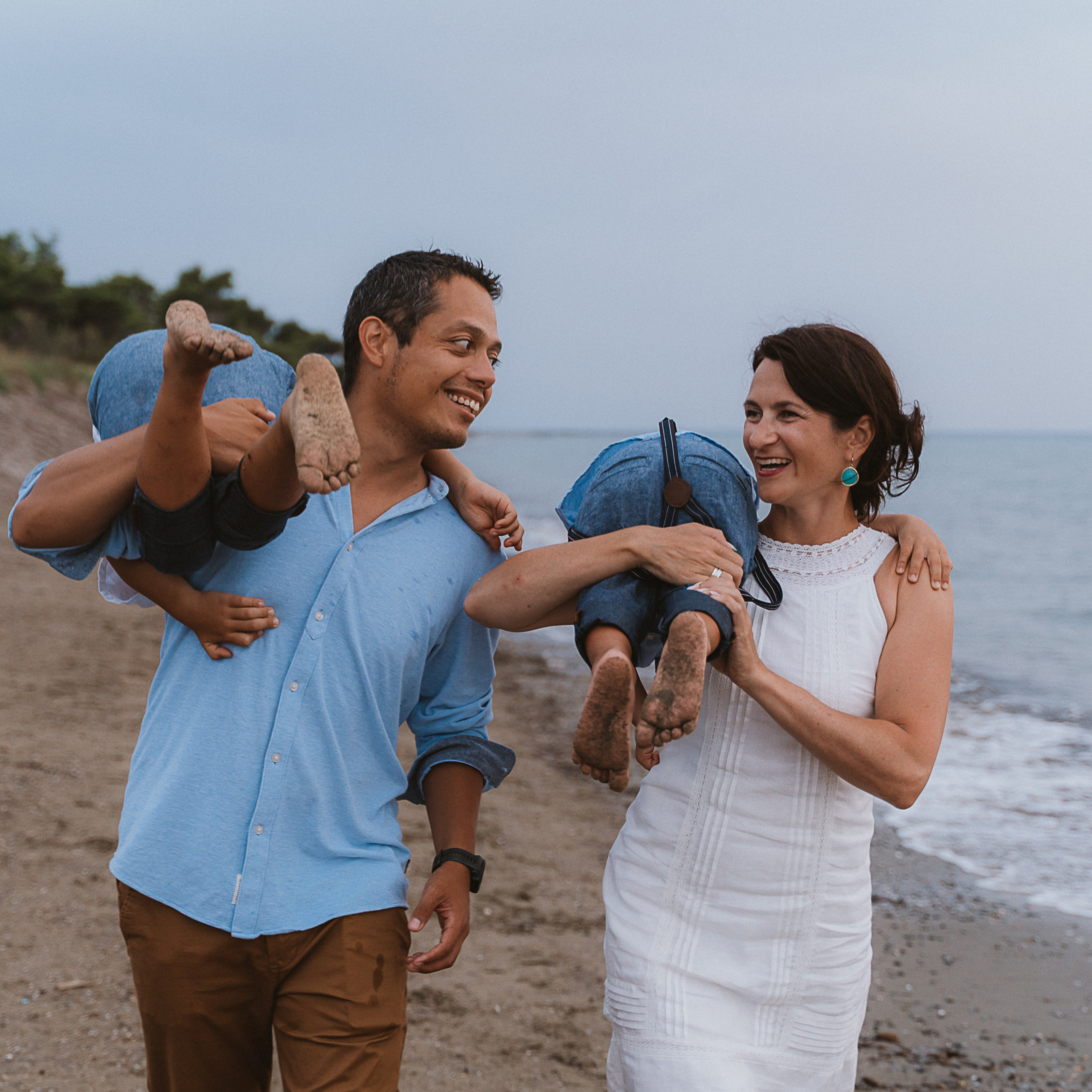 Fun Family Photoshoots in Tuscany amazing beach| Irina Zinovyeva Photo. Family Lifestyle Photographer in Lucca, Italia