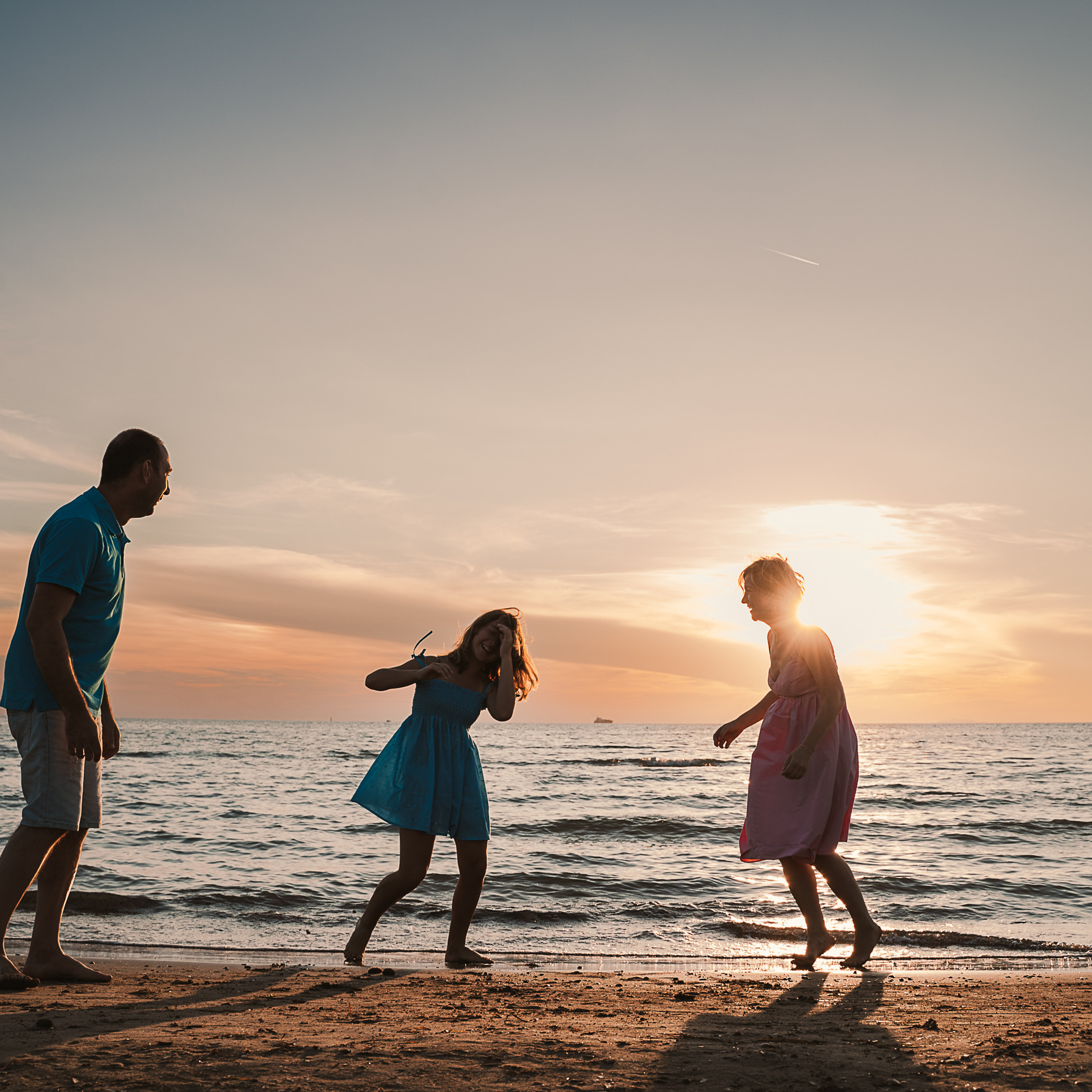 Fun Family Photoshoots in Tuscany amazing beach| Irina Zinovyeva Photo. Family Lifestyle Photographer in Lucca, Italia