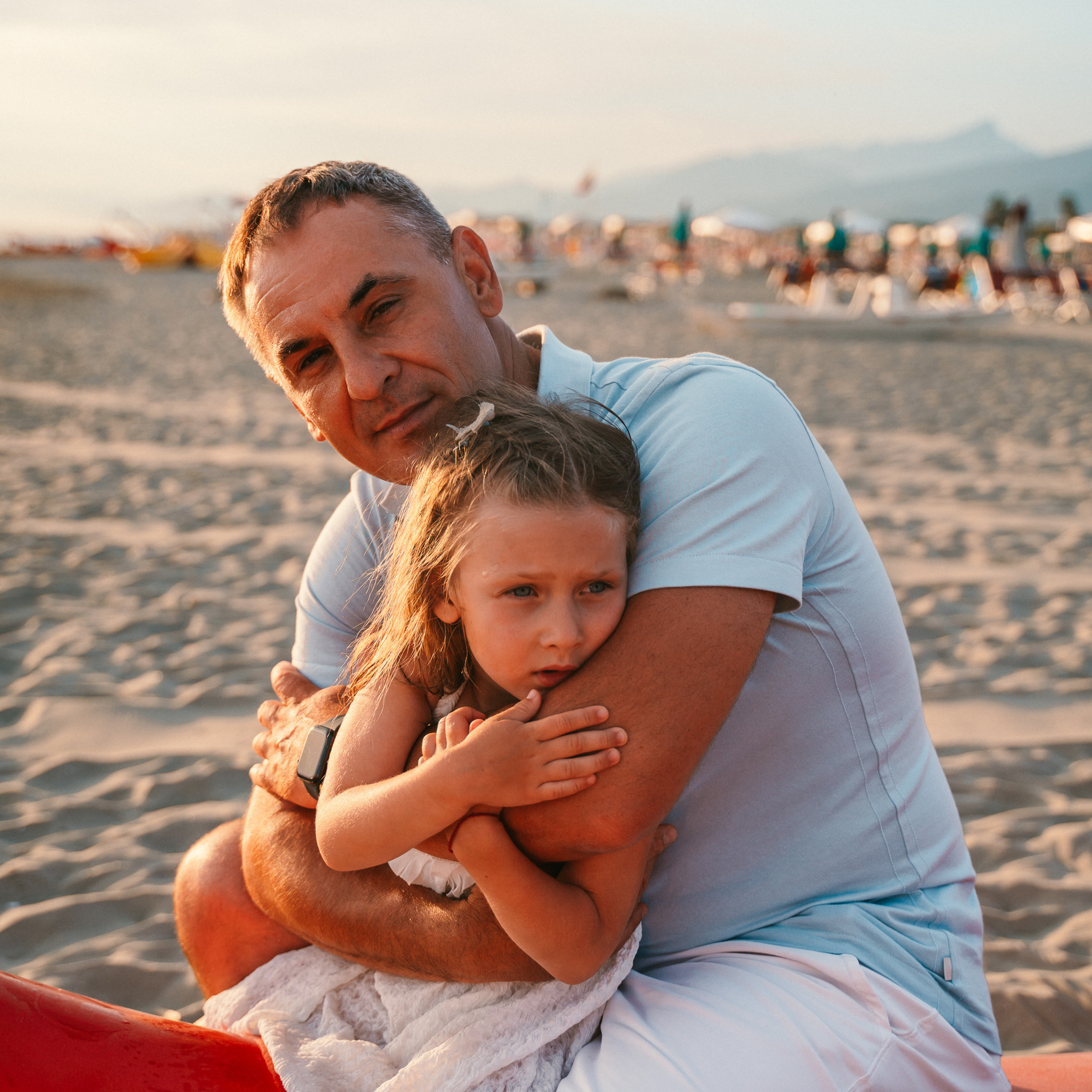 Fun Family Photoshoots in Tuscany amazing beach| Irina Zinovyeva Photo. Family Lifestyle Photographer in Lucca, Italia