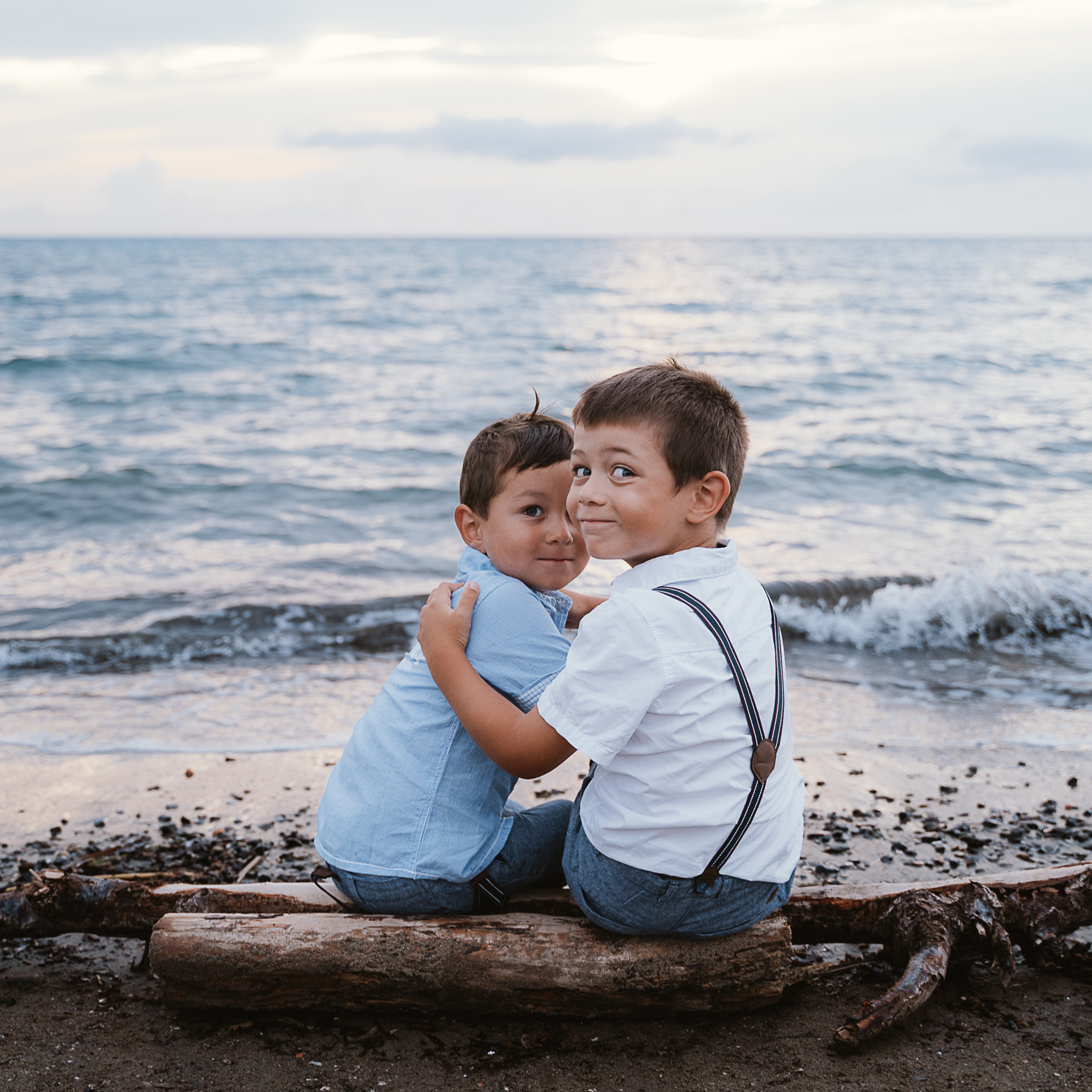 Fun Family Photoshoots in Tuscany amazing beach| Irina Zinovyeva Photo. Family Lifestyle Photographer in Lucca, Italia