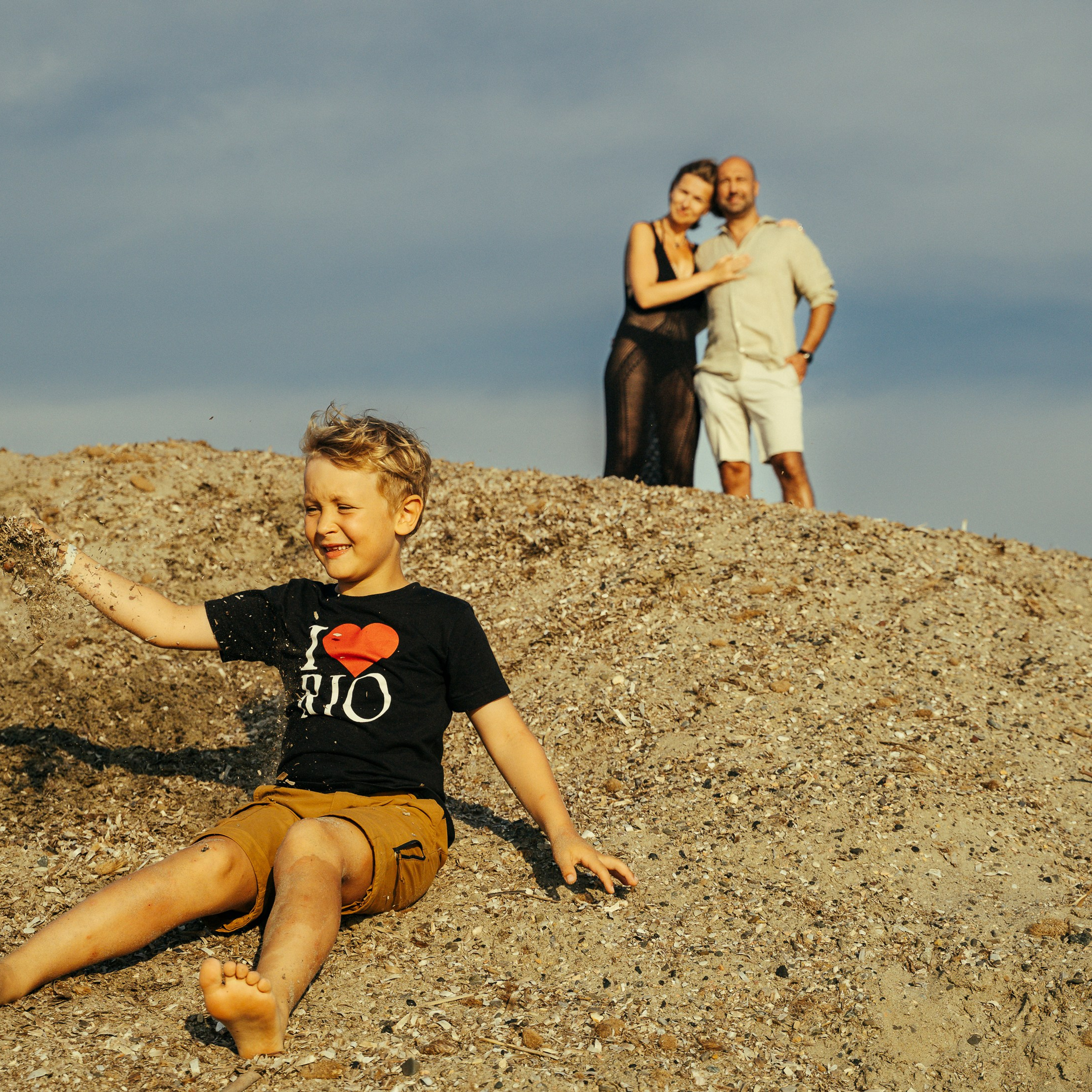 Fun Family Photoshoots in Tuscany amazing beach| Irina Zinovyeva Photo. Family Lifestyle Photographer in Lucca, Italia