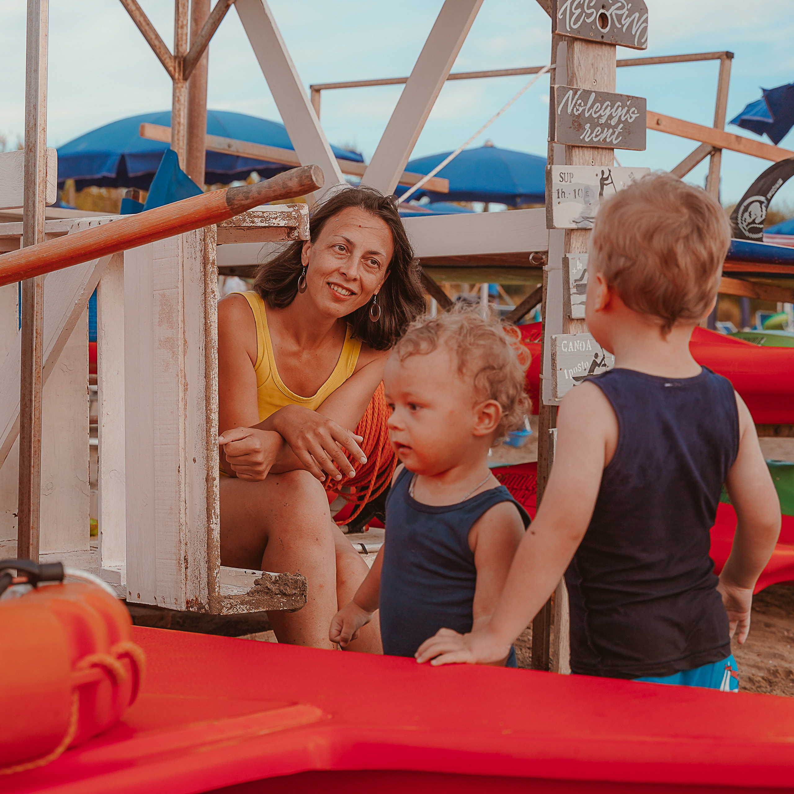 Fun Family Photoshoots in Tuscany amazing beach| Irina Zinovyeva Photo. Family Lifestyle Photographer in Lucca, Italia