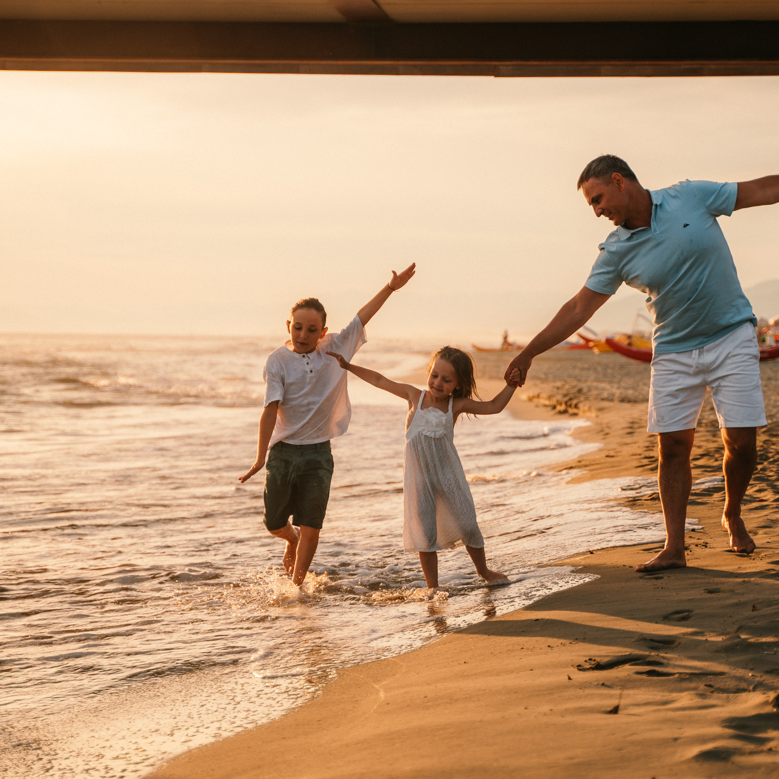 Fun Family Photoshoots in Tuscany amazing beach| Irina Zinovyeva Photo. Family Lifestyle Photographer in Lucca, Italia