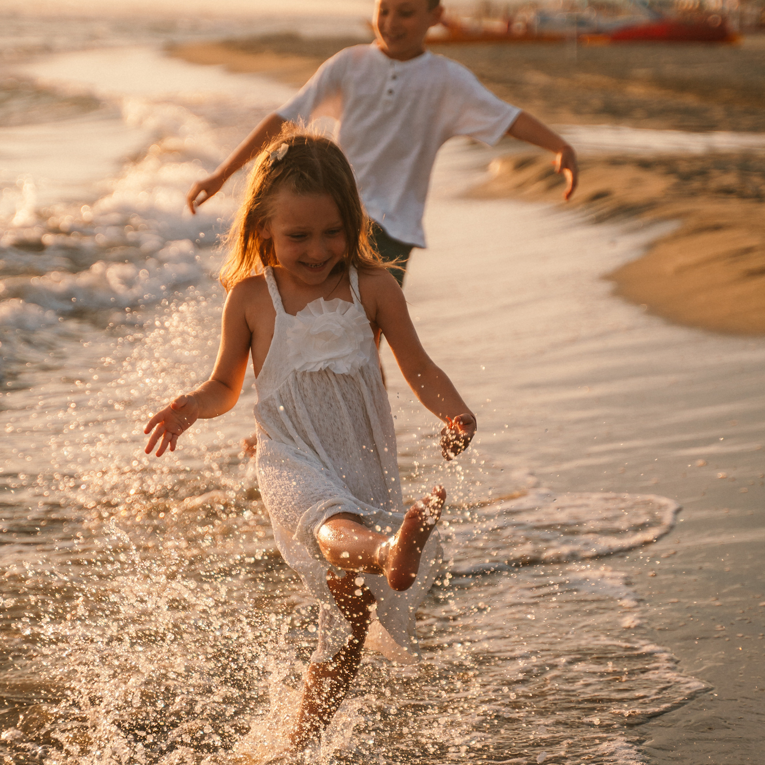 Fun Family Photoshoots in Tuscany amazing beach| Irina Zinovyeva Photo. Family Lifestyle Photographer in Lucca, Italia